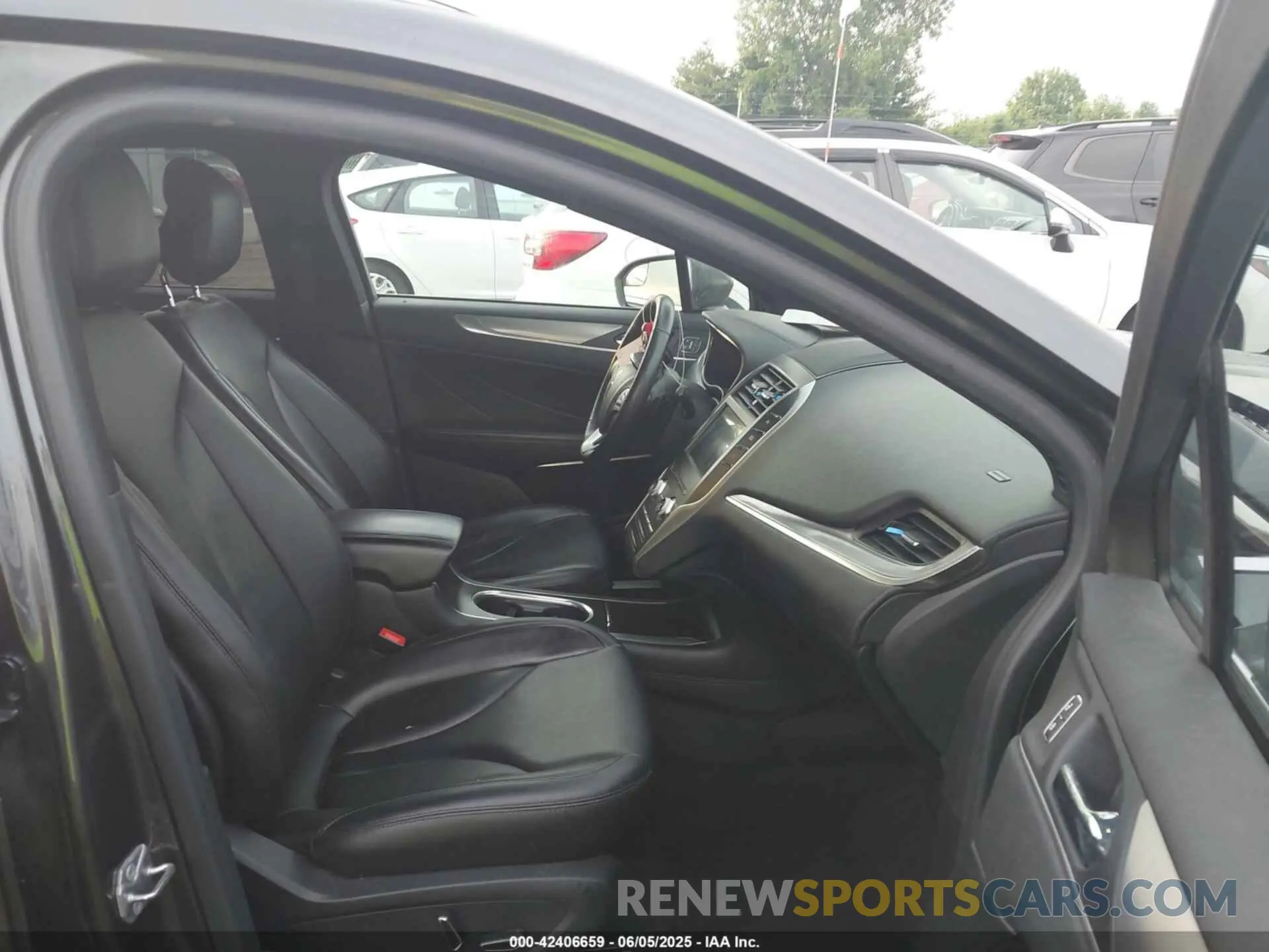5 Photograph of a damaged car 5LMCJ1C9XKUL48497 LINCOLN MKC 2019