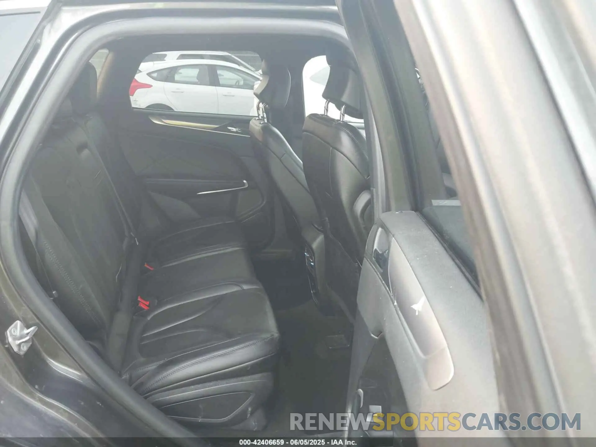 8 Photograph of a damaged car 5LMCJ1C9XKUL48497 LINCOLN MKC 2019