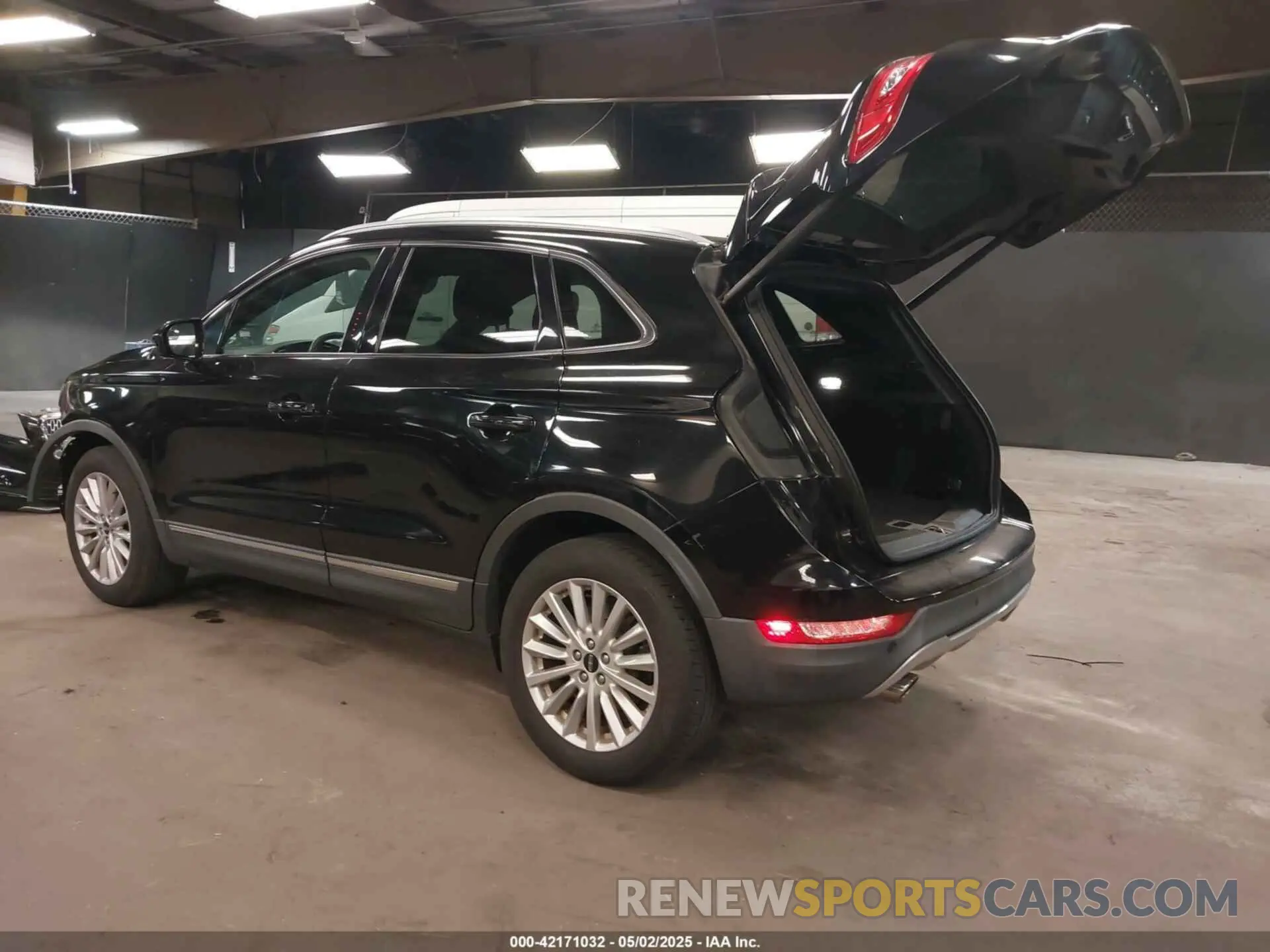 3 Photograph of a damaged car 5LMCJ1D95KUL17768 LINCOLN MKC 2019
