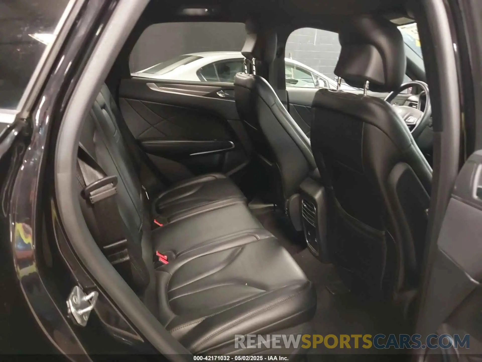 8 Photograph of a damaged car 5LMCJ1D95KUL17768 LINCOLN MKC 2019
