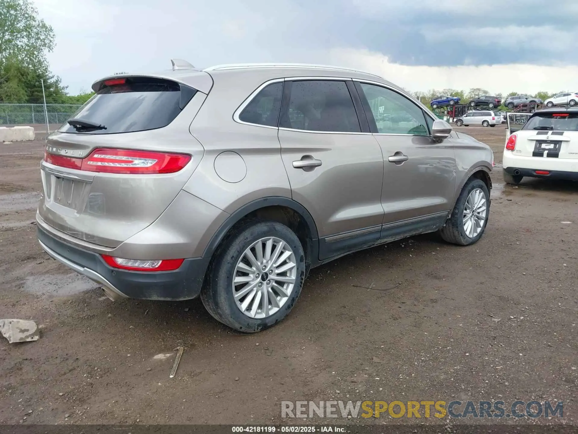 4 Photograph of a damaged car 5LMCJ1D97KUL39481 LINCOLN MKC 2019