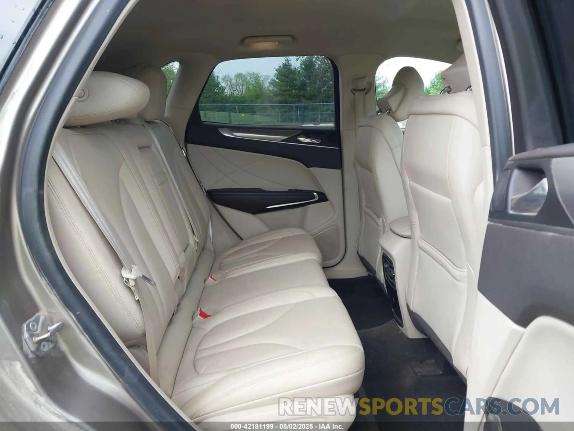8 Photograph of a damaged car 5LMCJ1D97KUL39481 LINCOLN MKC 2019