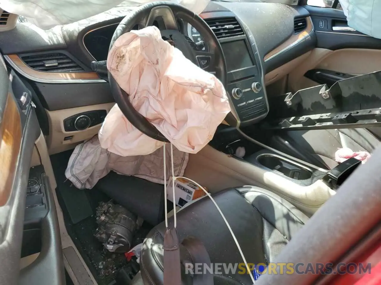 8 Photograph of a damaged car 5LMCJ2C92KUL04158 LINCOLN MKC 2019