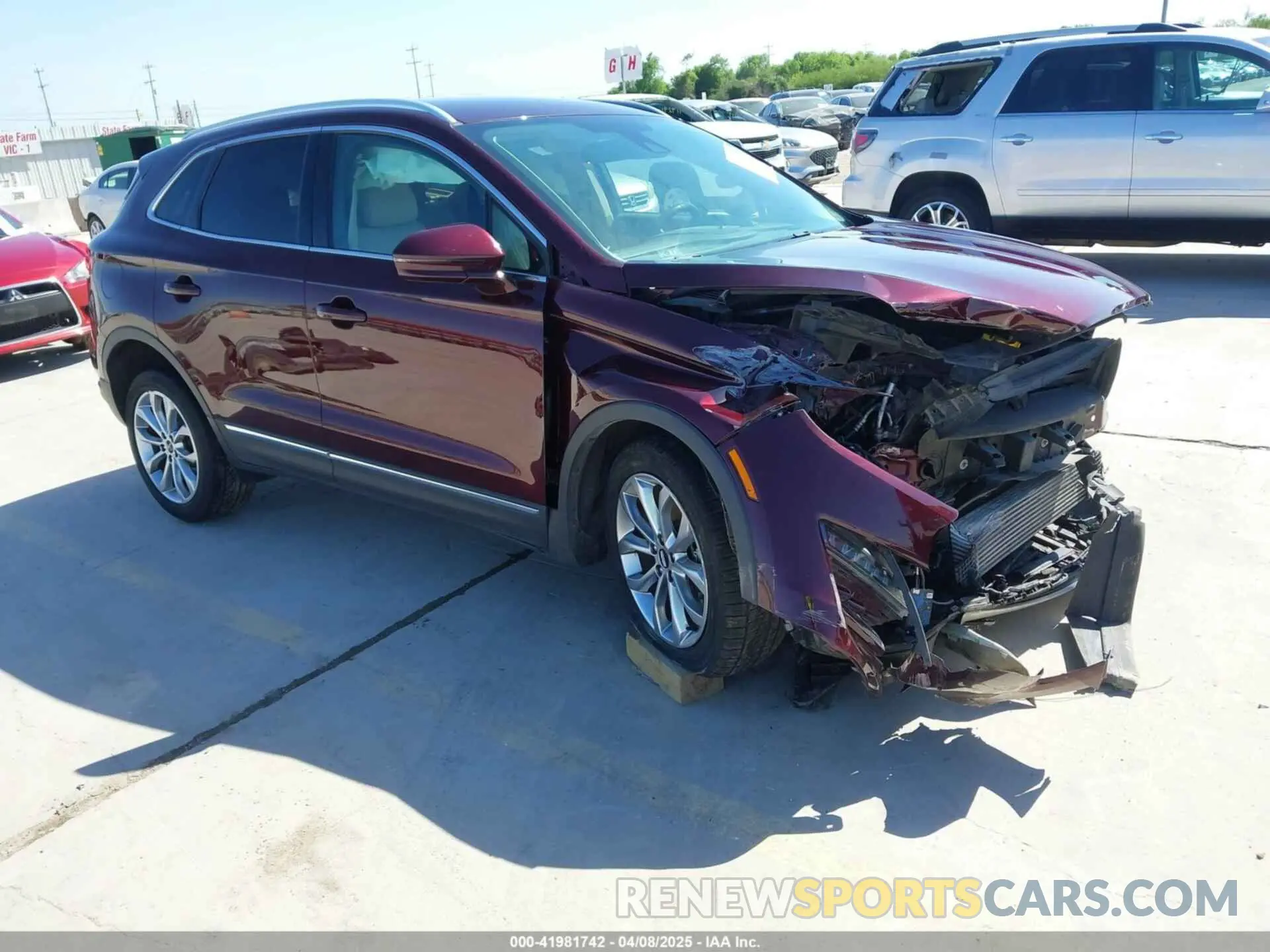 1 Photograph of a damaged car 5LMCJ2C92KUL17640 LINCOLN MKC 2019