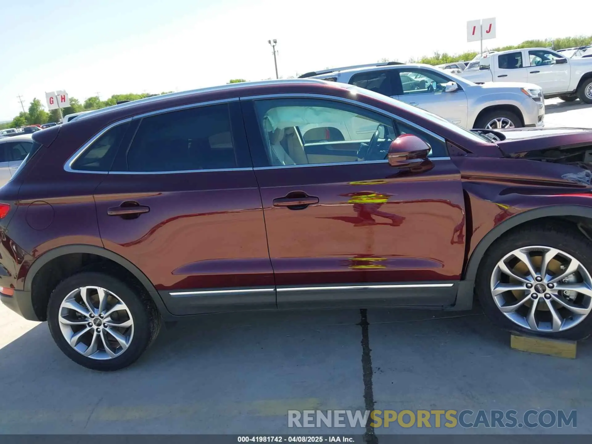 13 Photograph of a damaged car 5LMCJ2C92KUL17640 LINCOLN MKC 2019