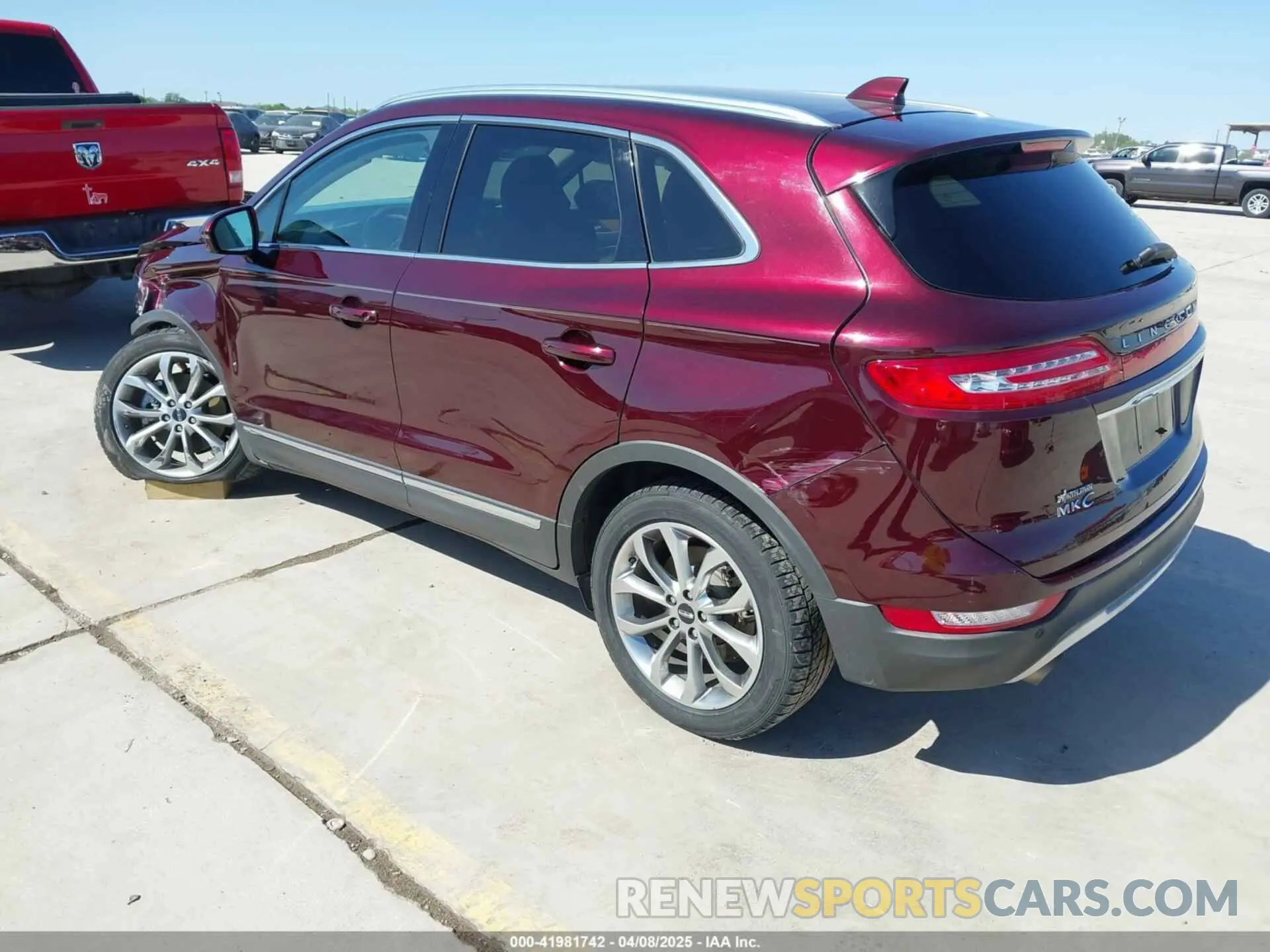 3 Photograph of a damaged car 5LMCJ2C92KUL17640 LINCOLN MKC 2019