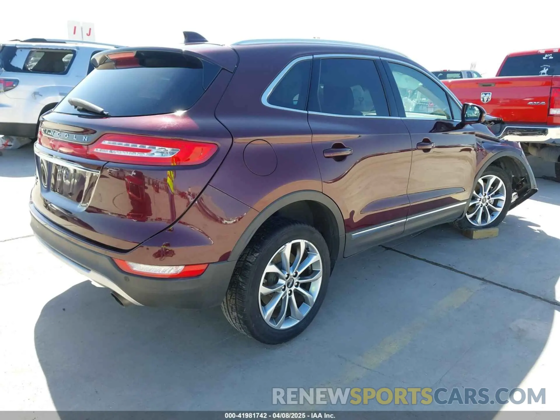 4 Photograph of a damaged car 5LMCJ2C92KUL17640 LINCOLN MKC 2019