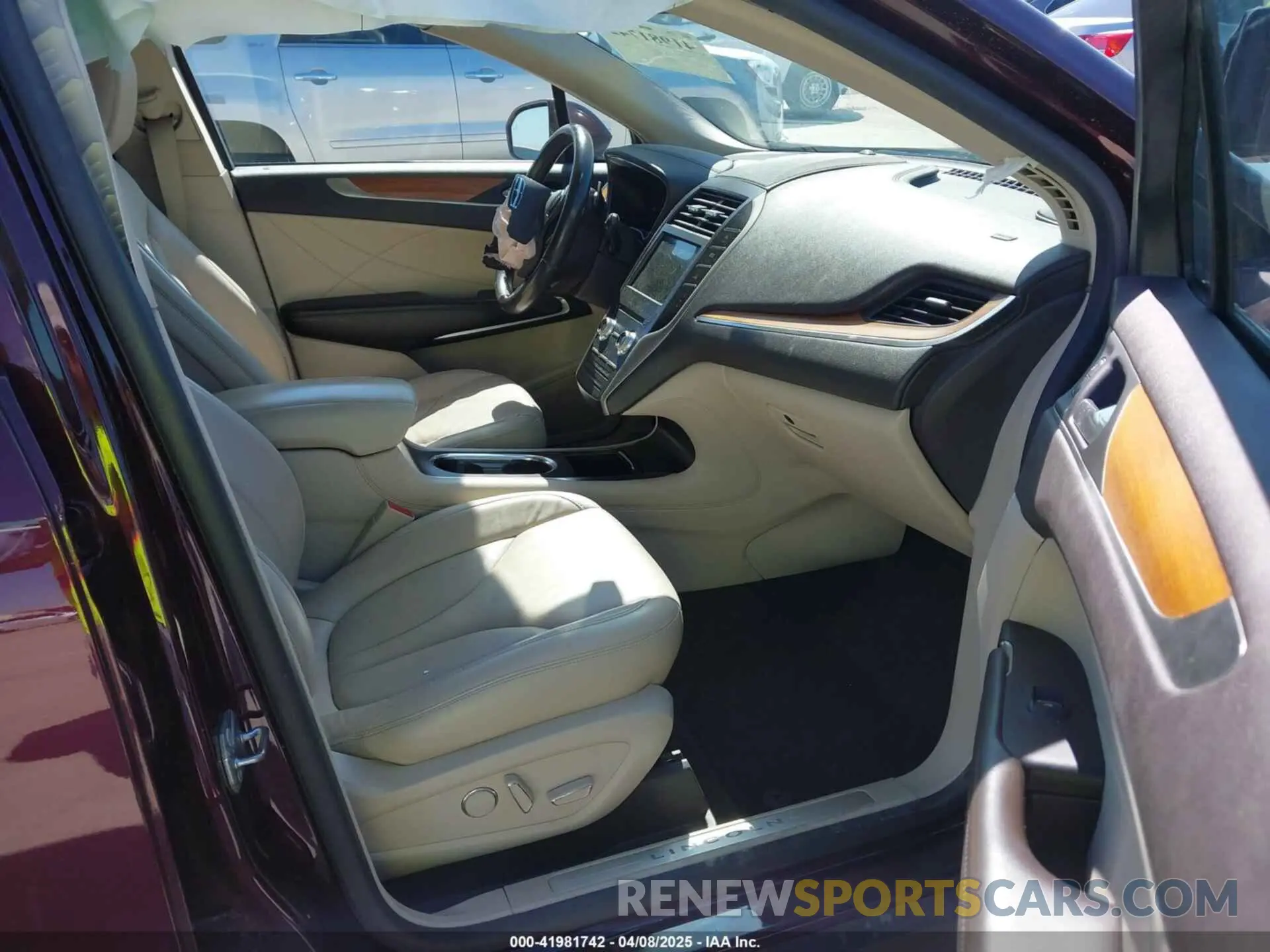 5 Photograph of a damaged car 5LMCJ2C92KUL17640 LINCOLN MKC 2019