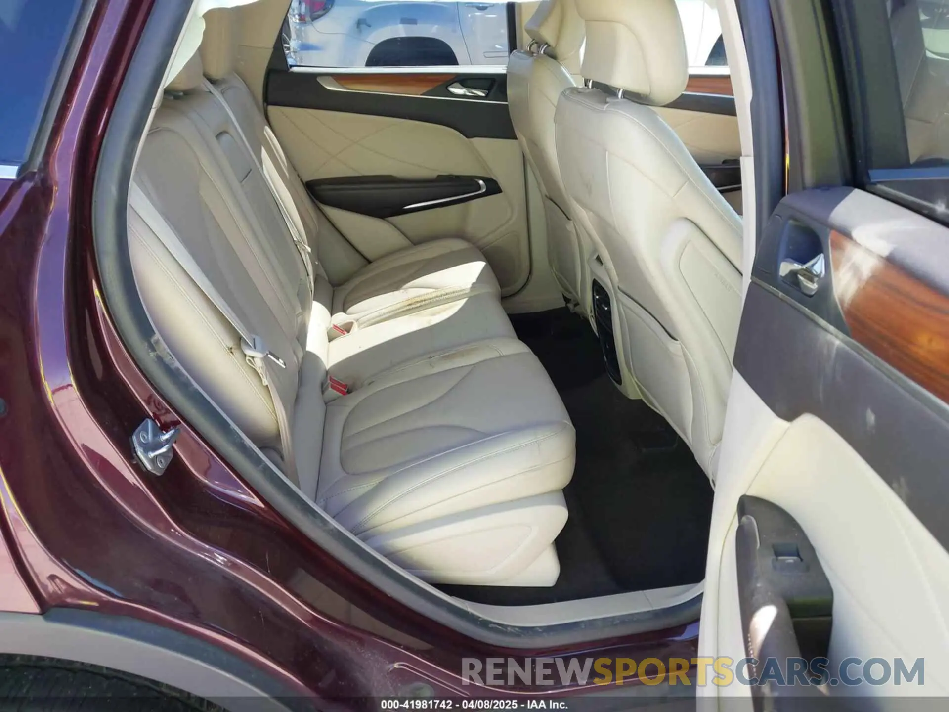 8 Photograph of a damaged car 5LMCJ2C92KUL17640 LINCOLN MKC 2019