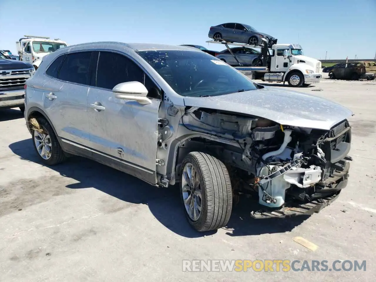 4 Photograph of a damaged car 5LMCJ2C92KUL42764 LINCOLN MKC 2019