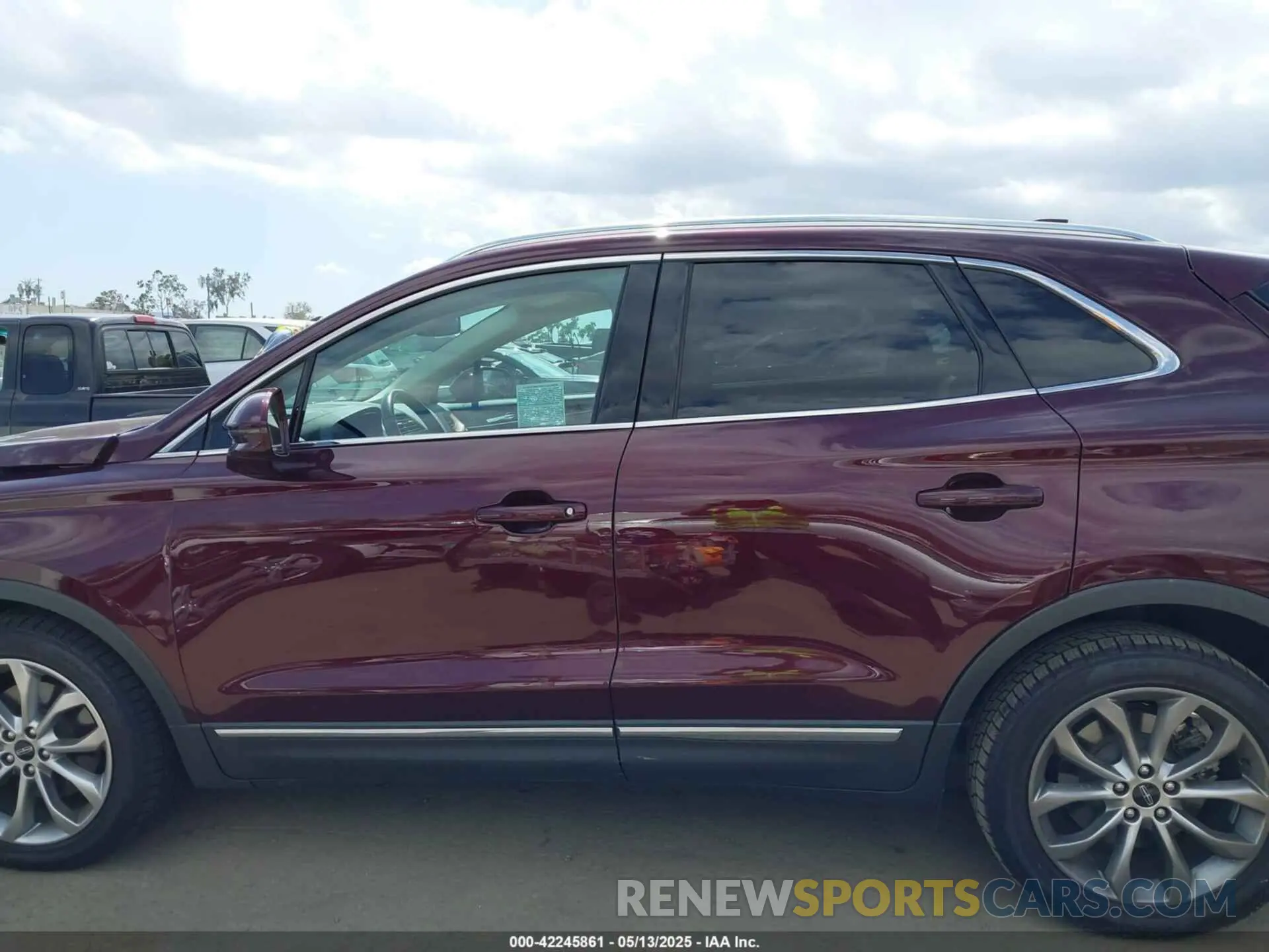 14 Photograph of a damaged car 5LMCJ2C95KUL22363 LINCOLN MKC 2019