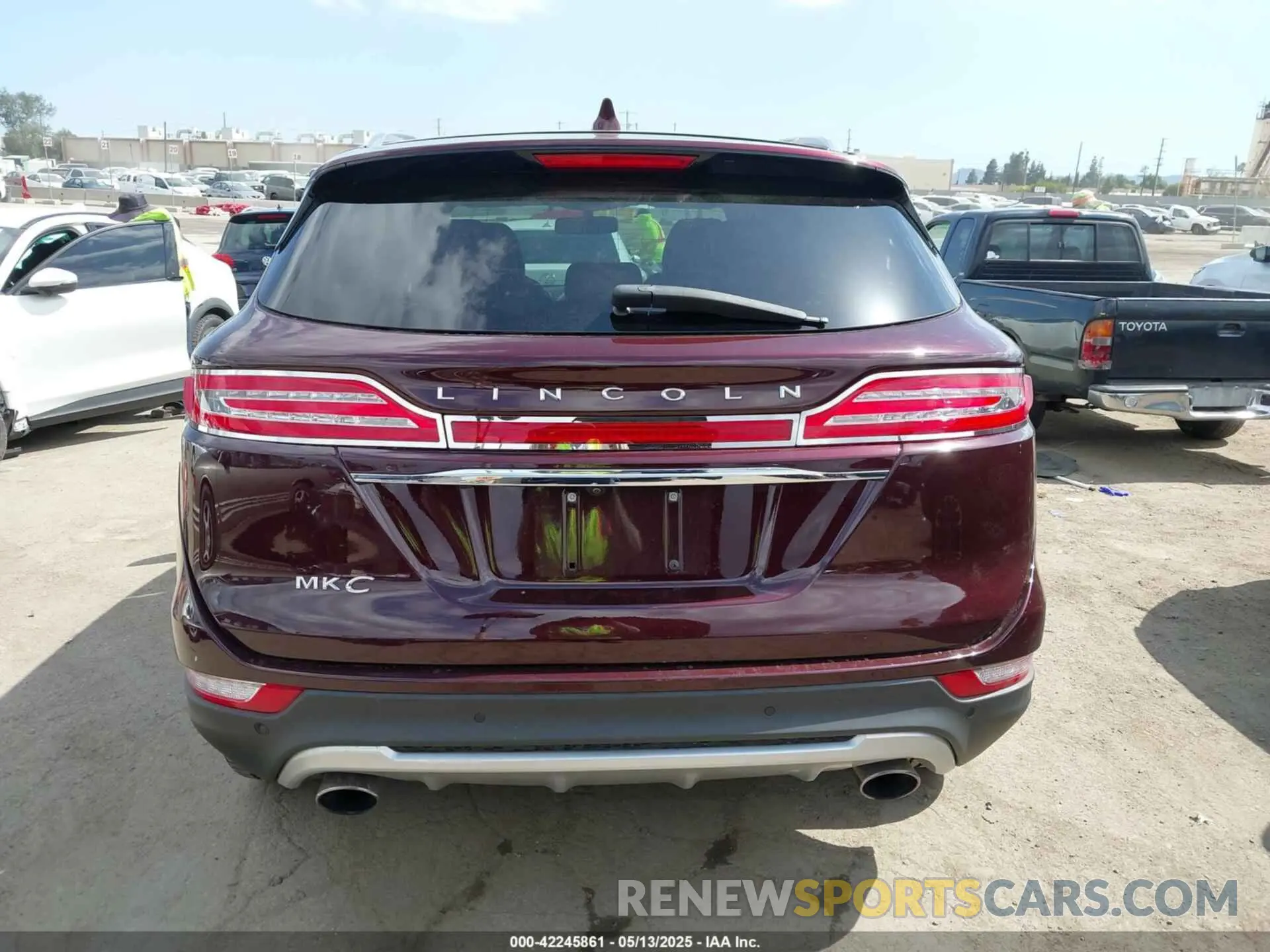 16 Photograph of a damaged car 5LMCJ2C95KUL22363 LINCOLN MKC 2019