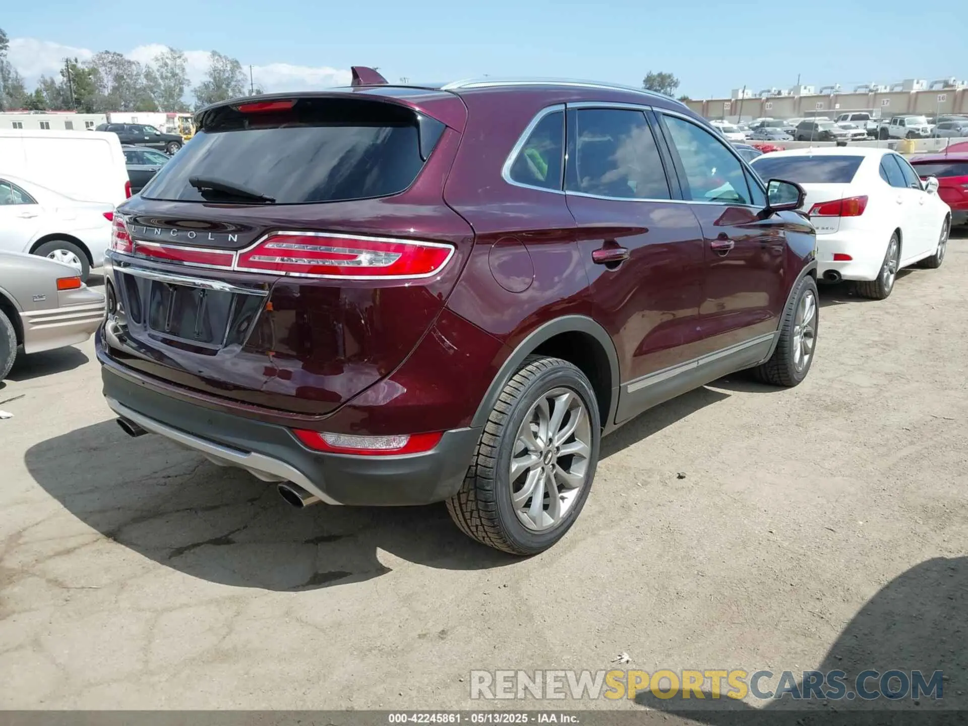 4 Photograph of a damaged car 5LMCJ2C95KUL22363 LINCOLN MKC 2019