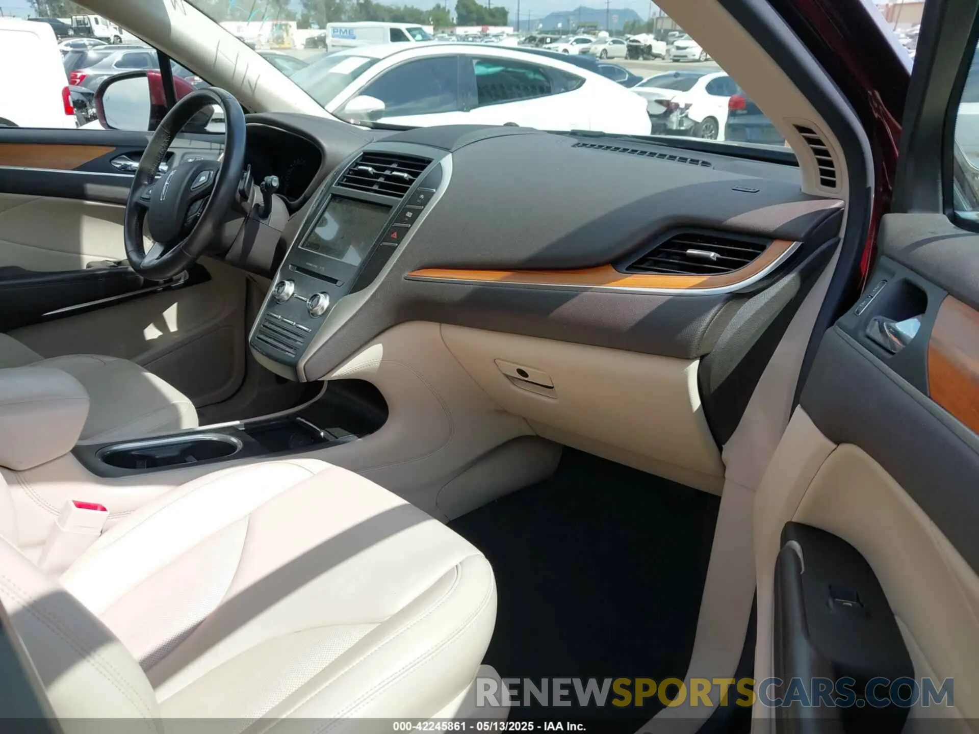 5 Photograph of a damaged car 5LMCJ2C95KUL22363 LINCOLN MKC 2019