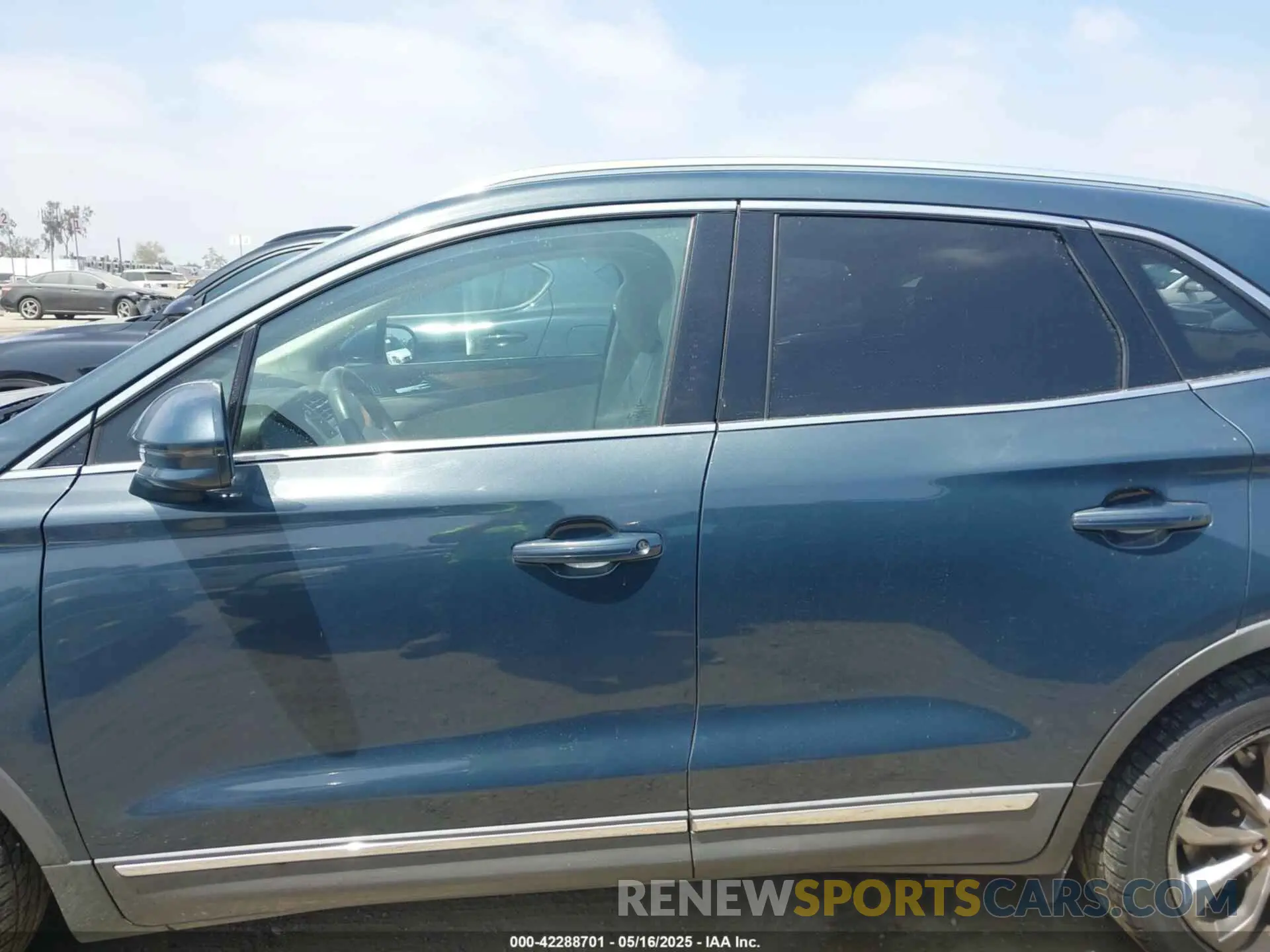 14 Photograph of a damaged car 5LMCJ2C99KUL12435 LINCOLN MKC 2019