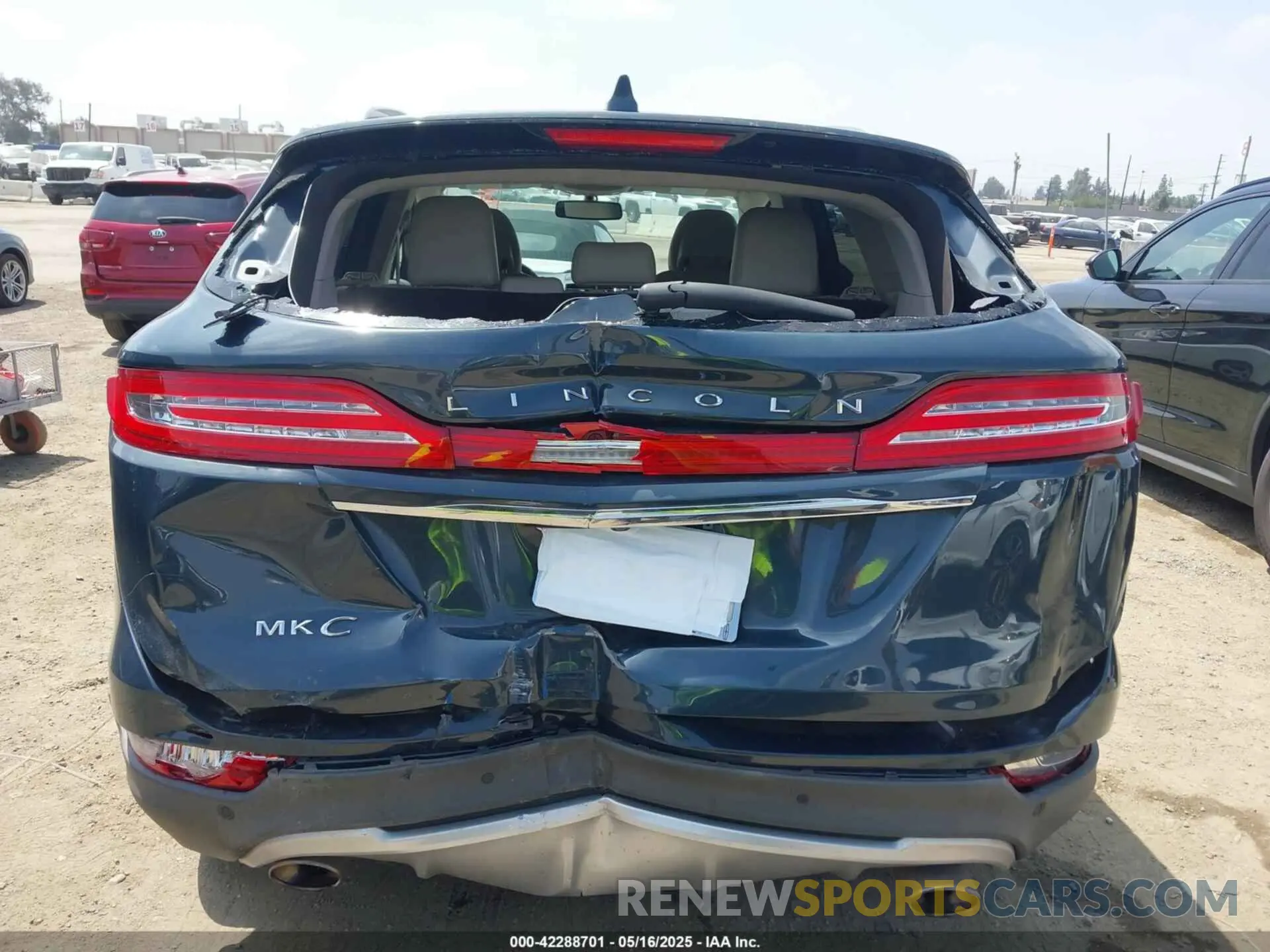 16 Photograph of a damaged car 5LMCJ2C99KUL12435 LINCOLN MKC 2019