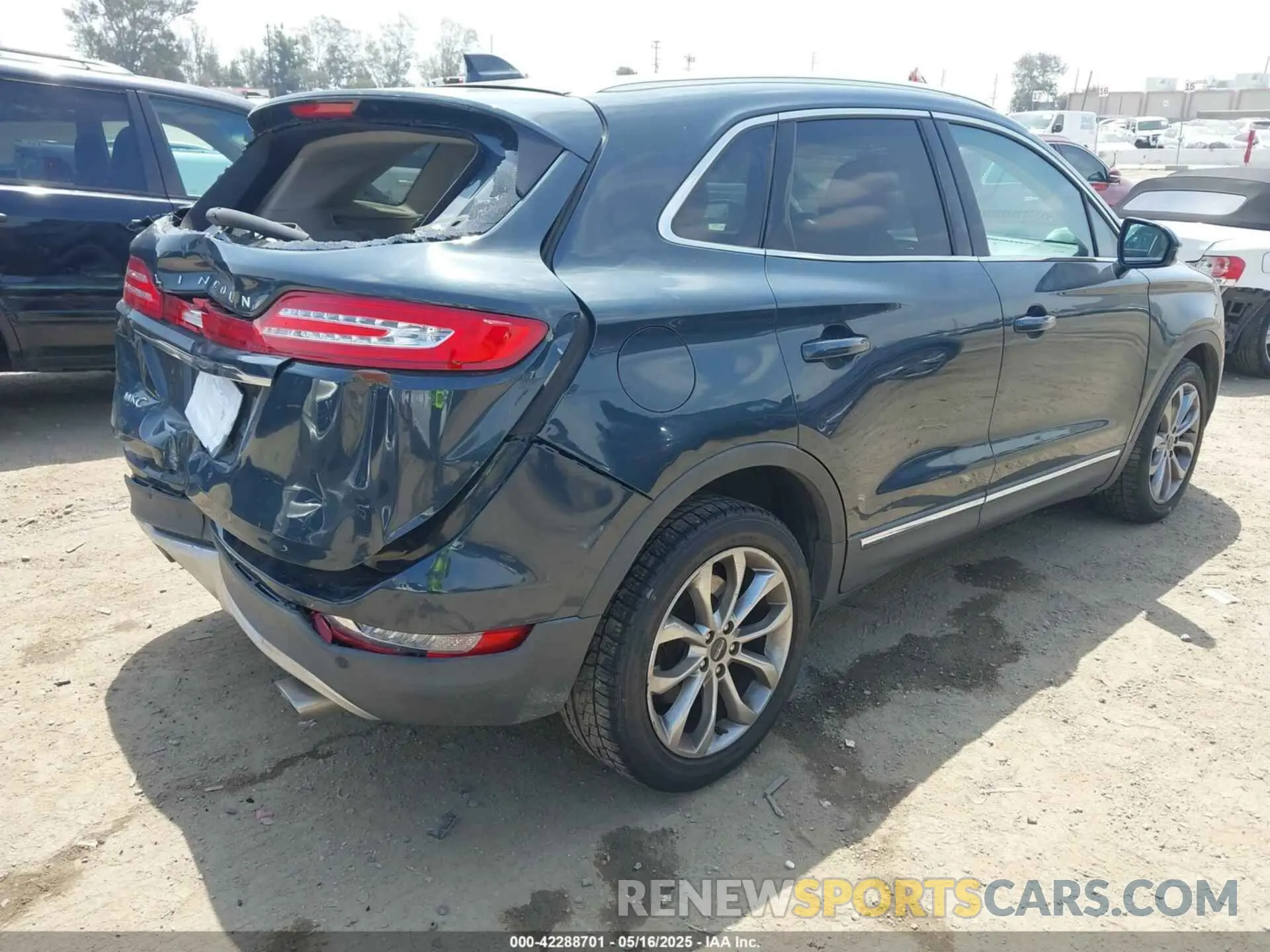 4 Photograph of a damaged car 5LMCJ2C99KUL12435 LINCOLN MKC 2019