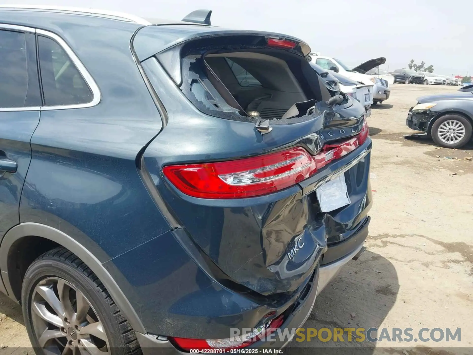 6 Photograph of a damaged car 5LMCJ2C99KUL12435 LINCOLN MKC 2019