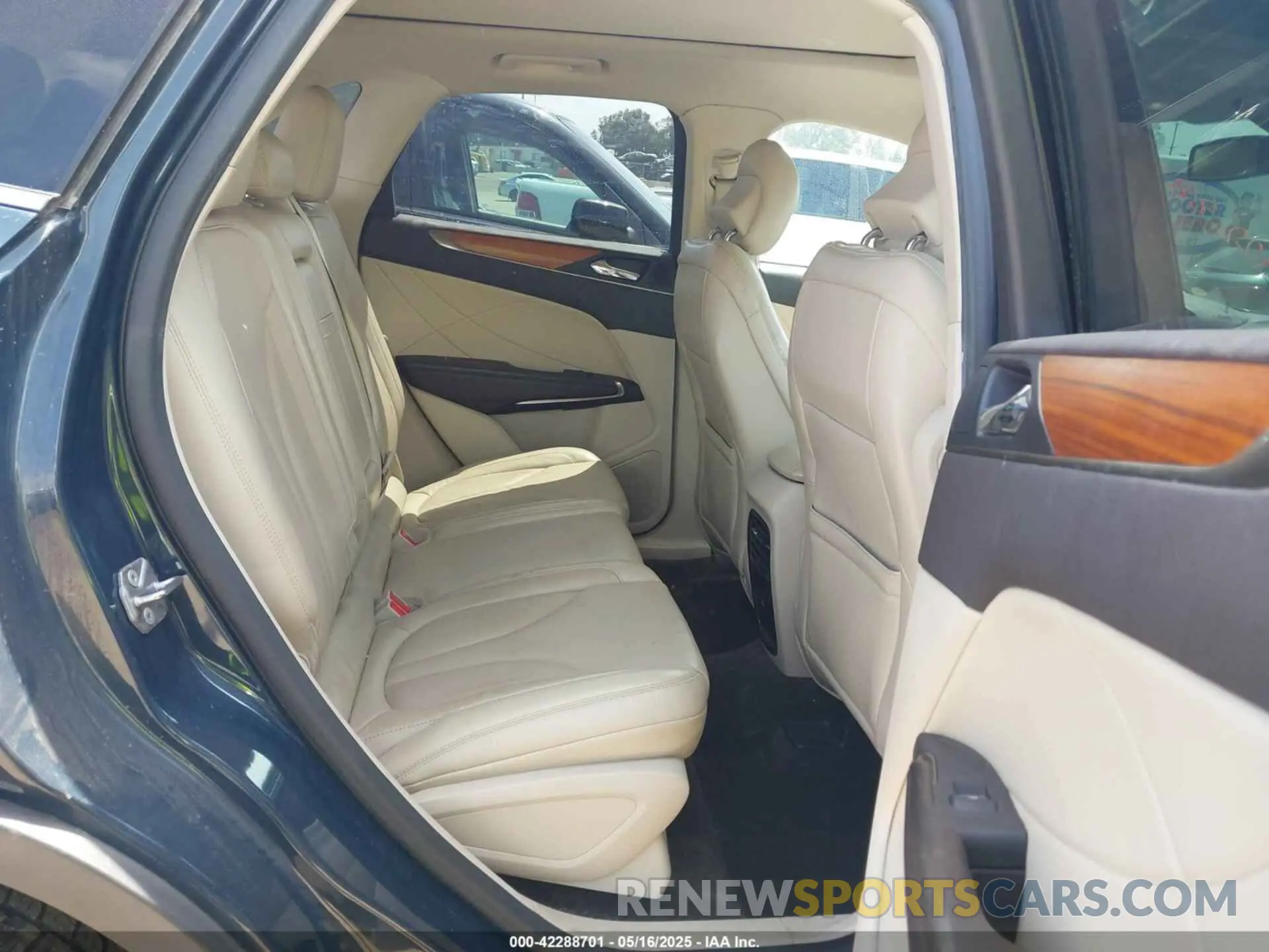 8 Photograph of a damaged car 5LMCJ2C99KUL12435 LINCOLN MKC 2019