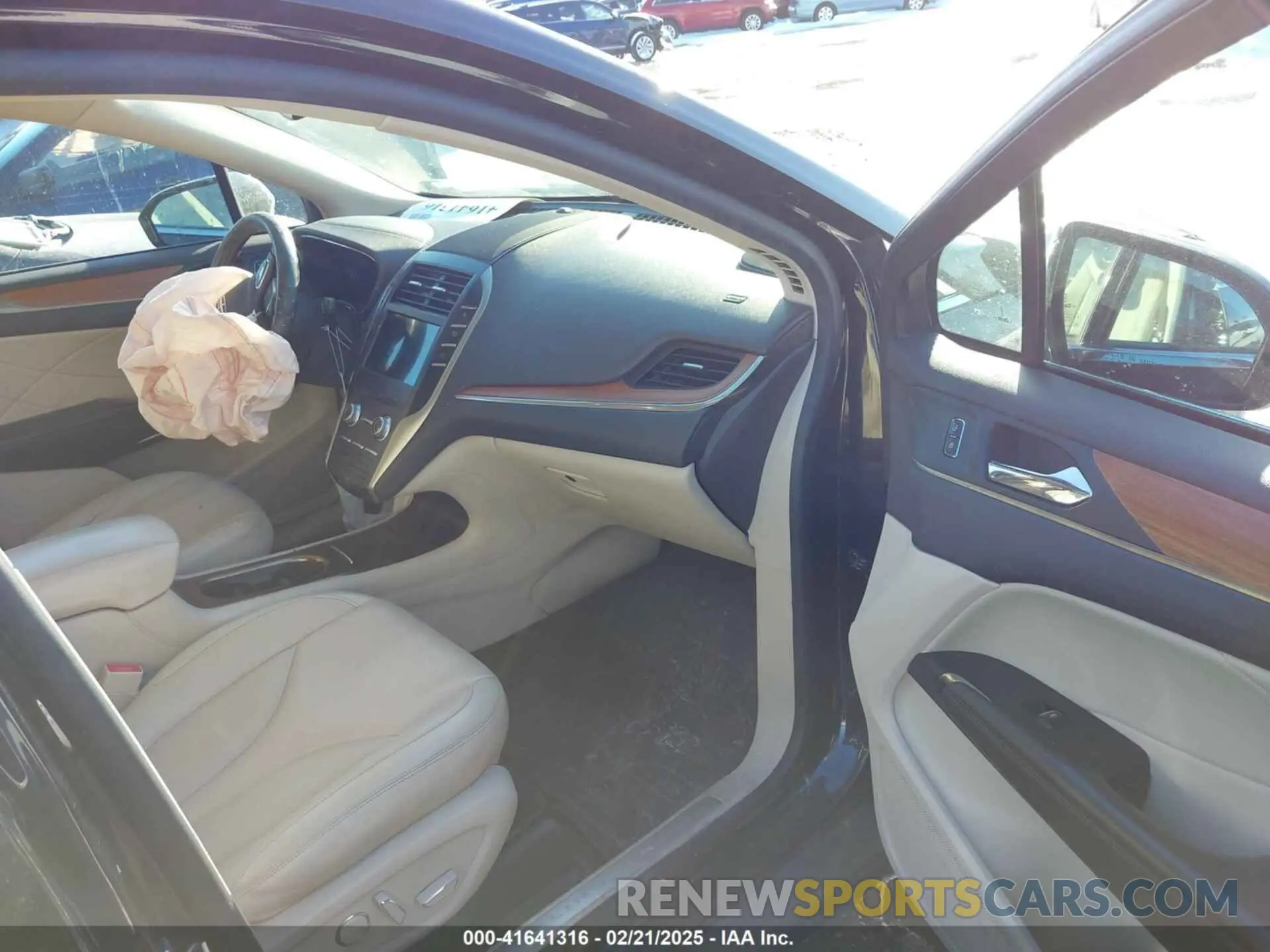 5 Photograph of a damaged car 5LMCJ2C99KUL17179 LINCOLN MKC 2019
