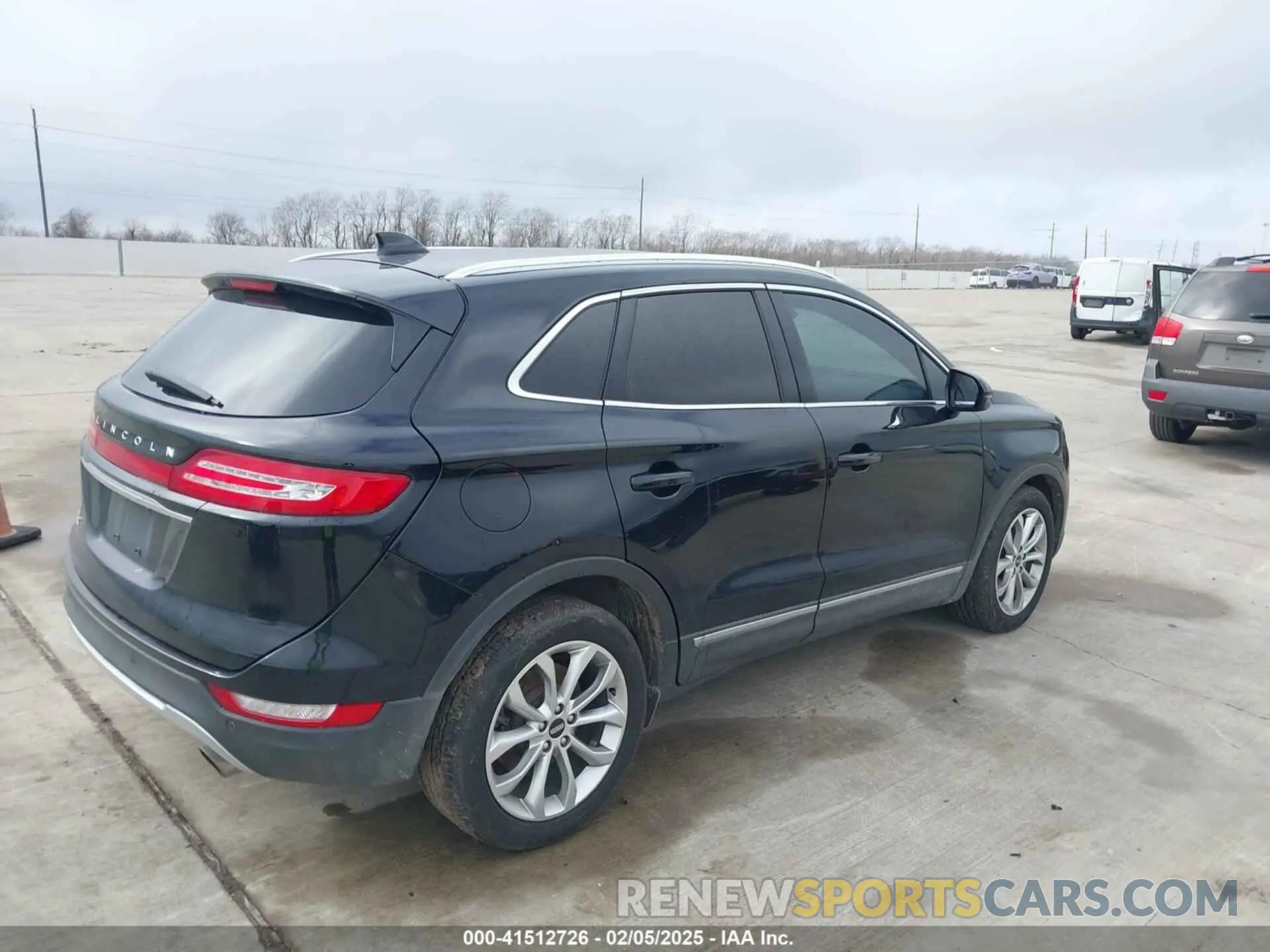 4 Photograph of a damaged car 5LMCJ2C99KUL52725 LINCOLN MKC 2019