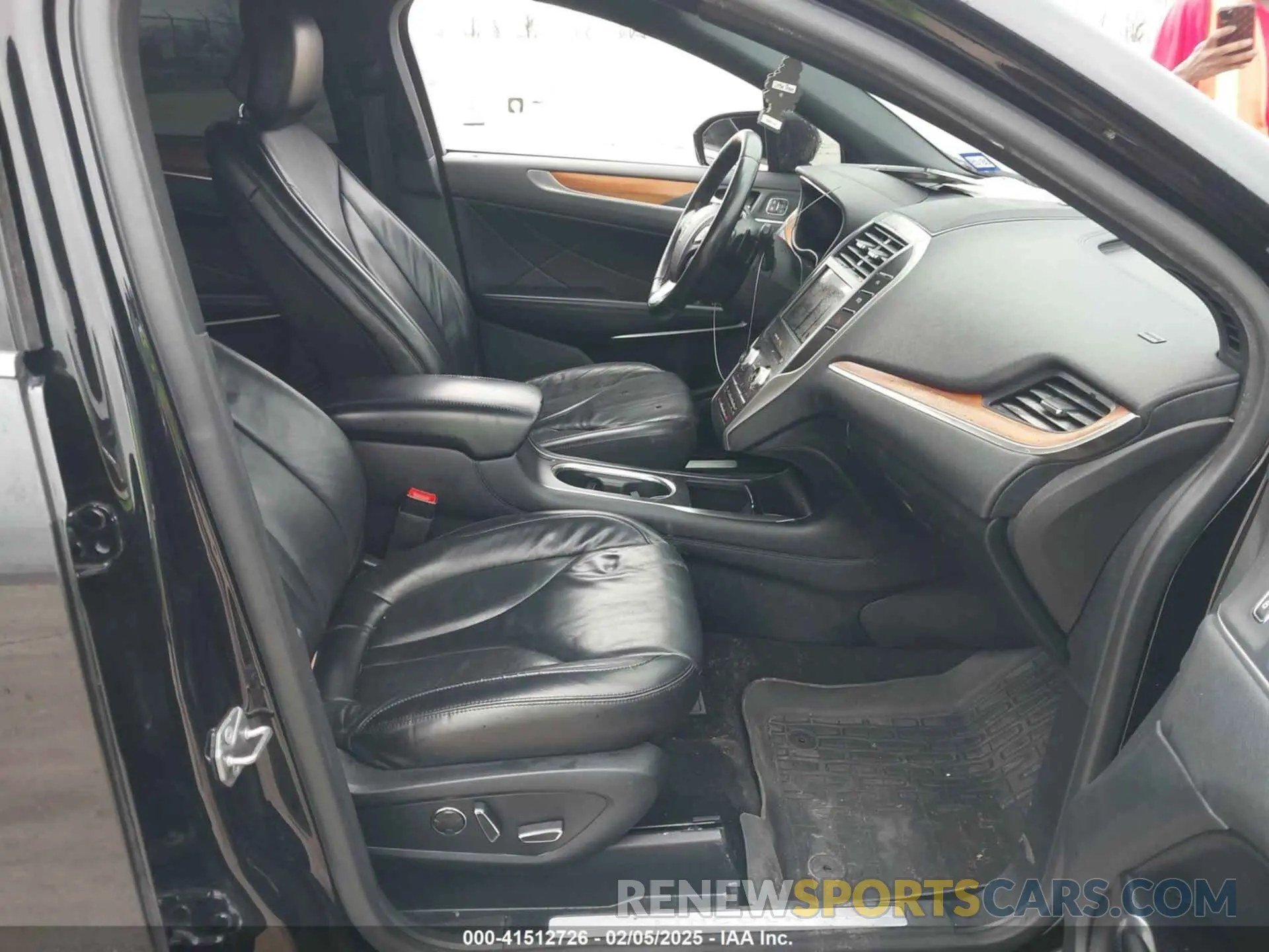 5 Photograph of a damaged car 5LMCJ2C99KUL52725 LINCOLN MKC 2019