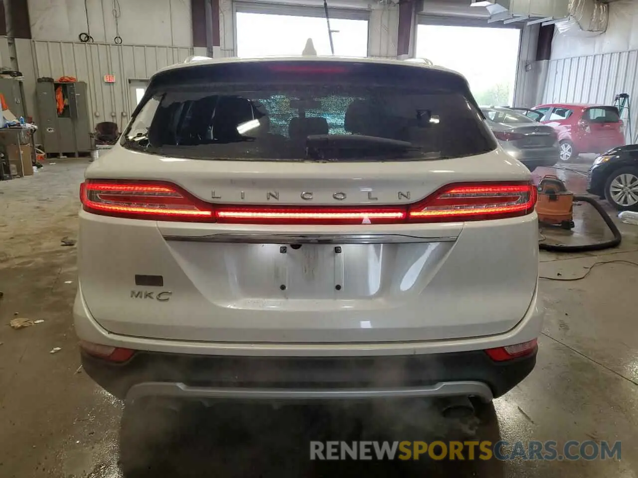 6 Photograph of a damaged car 5LMCJ2D90KUL25654 LINCOLN MKC 2019