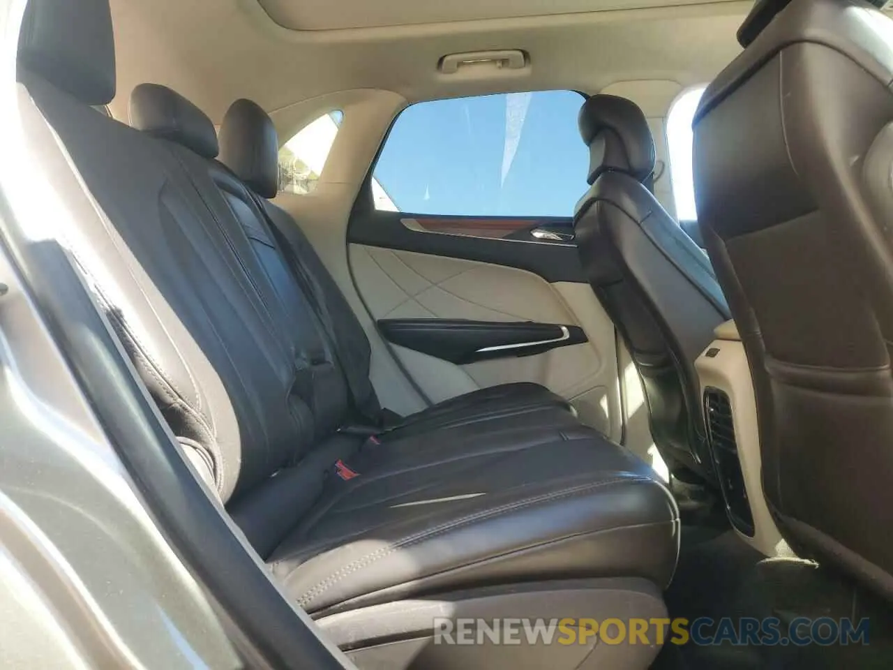 11 Photograph of a damaged car 5LMCJ2D90KUL46326 LINCOLN MKC 2019