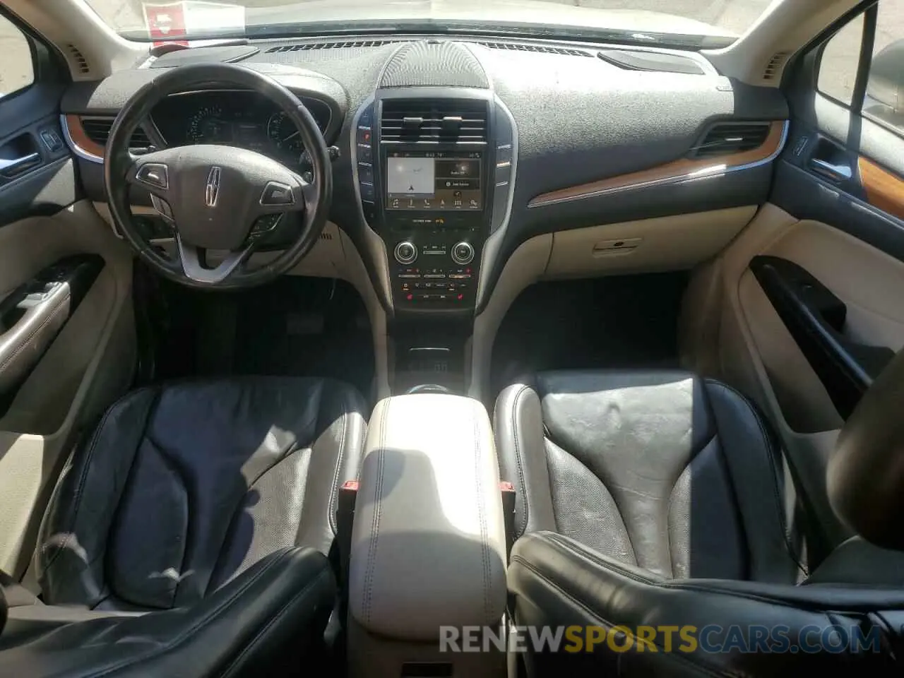 8 Photograph of a damaged car 5LMCJ2D90KUL46326 LINCOLN MKC 2019
