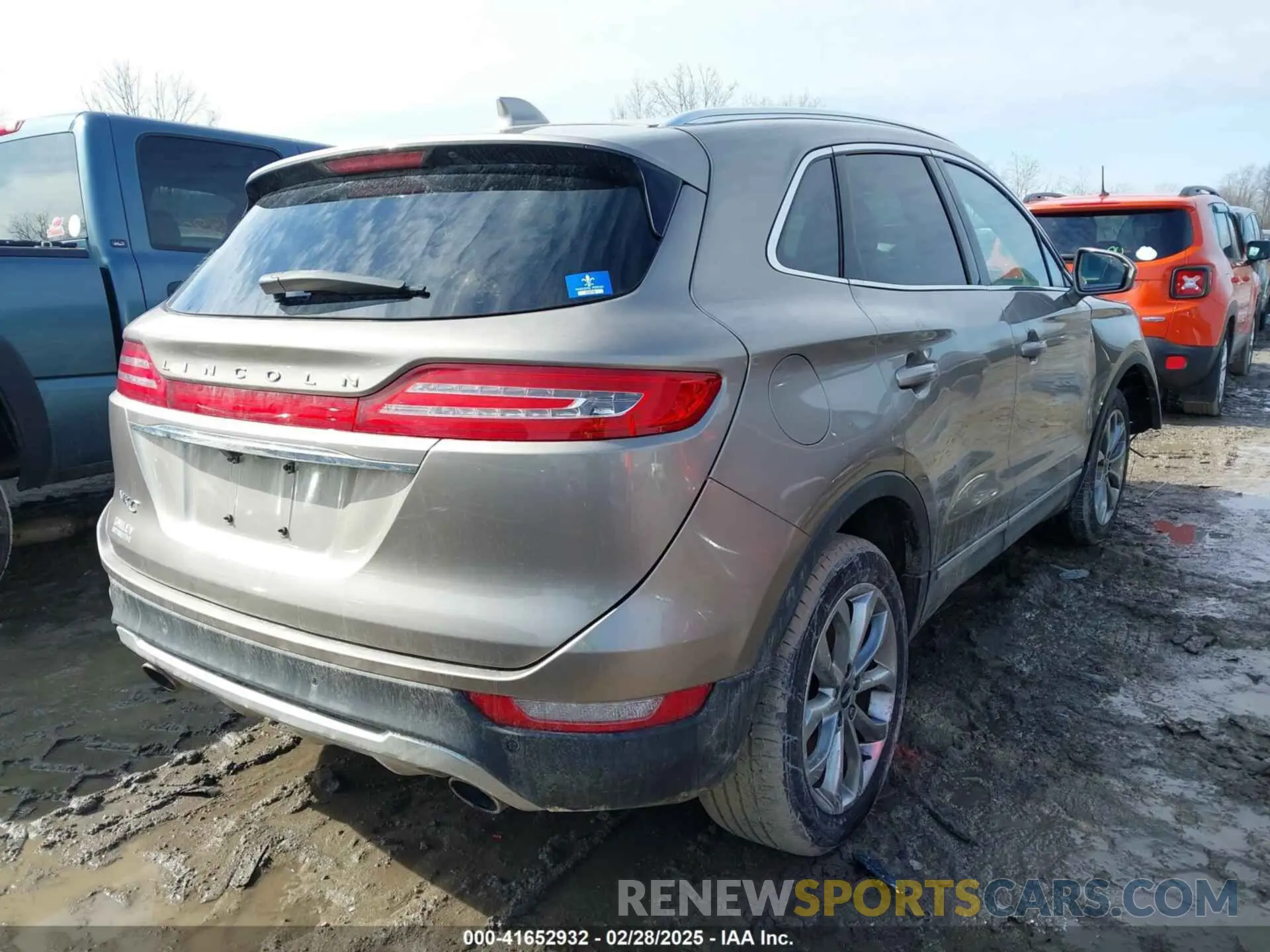 4 Photograph of a damaged car 5LMCJ2D92KUL12338 LINCOLN MKC 2019