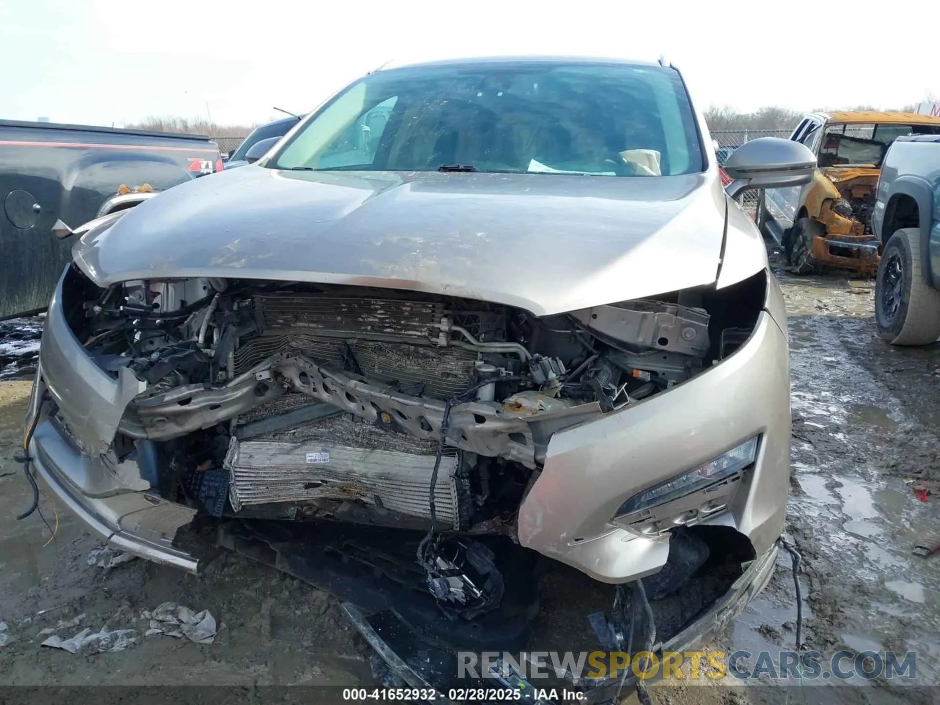6 Photograph of a damaged car 5LMCJ2D92KUL12338 LINCOLN MKC 2019