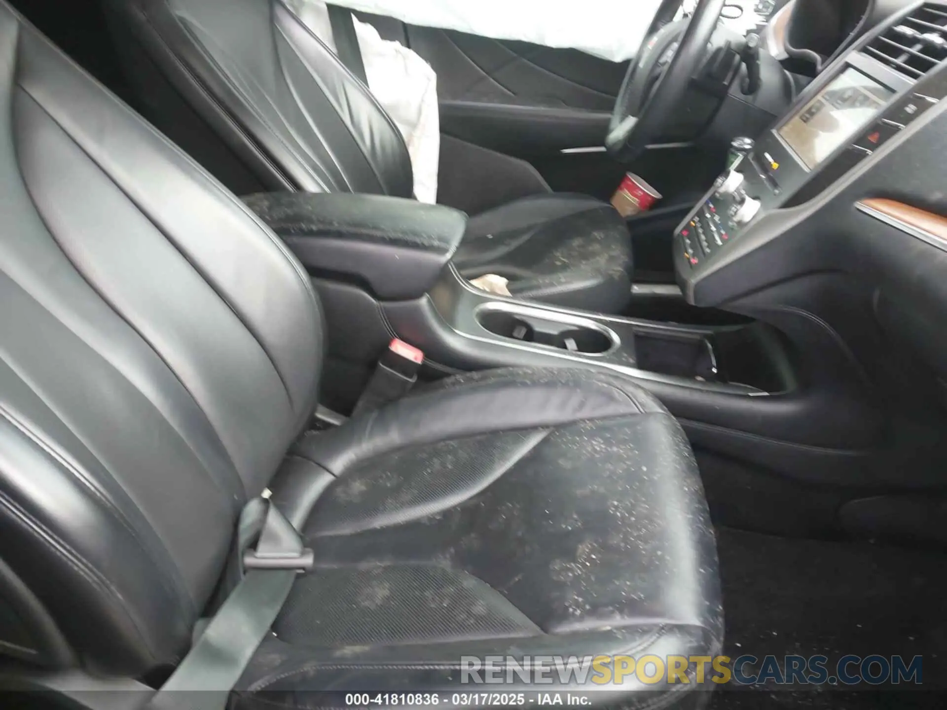 5 Photograph of a damaged car 5LMCJ2D93KUL21128 LINCOLN MKC 2019