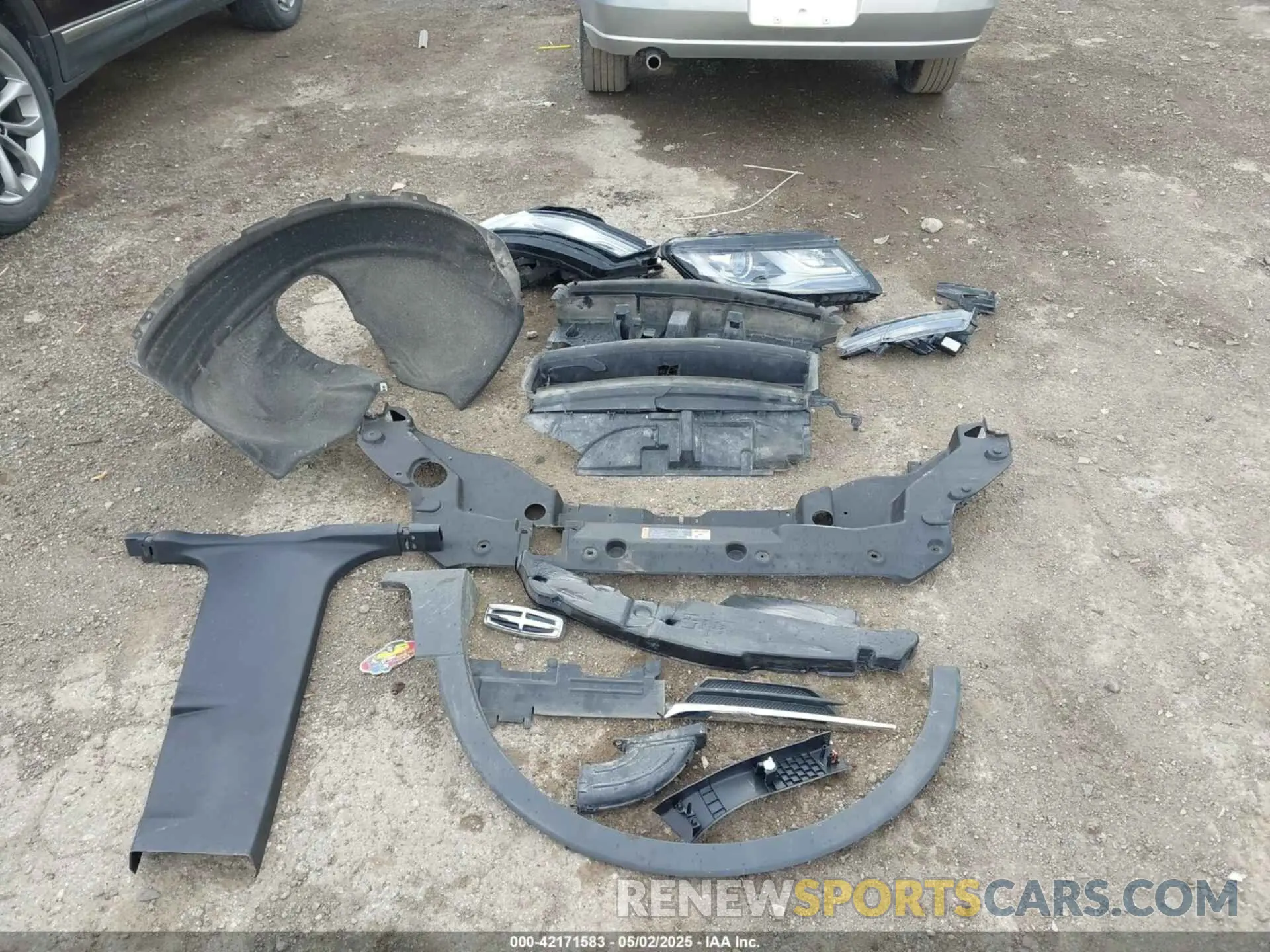 12 Photograph of a damaged car 5LMCJ2D94KUL12678 LINCOLN MKC 2019