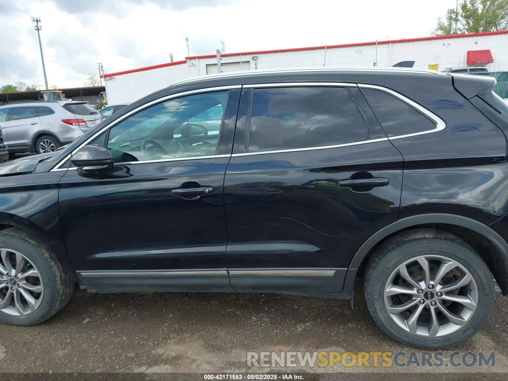 15 Photograph of a damaged car 5LMCJ2D94KUL12678 LINCOLN MKC 2019