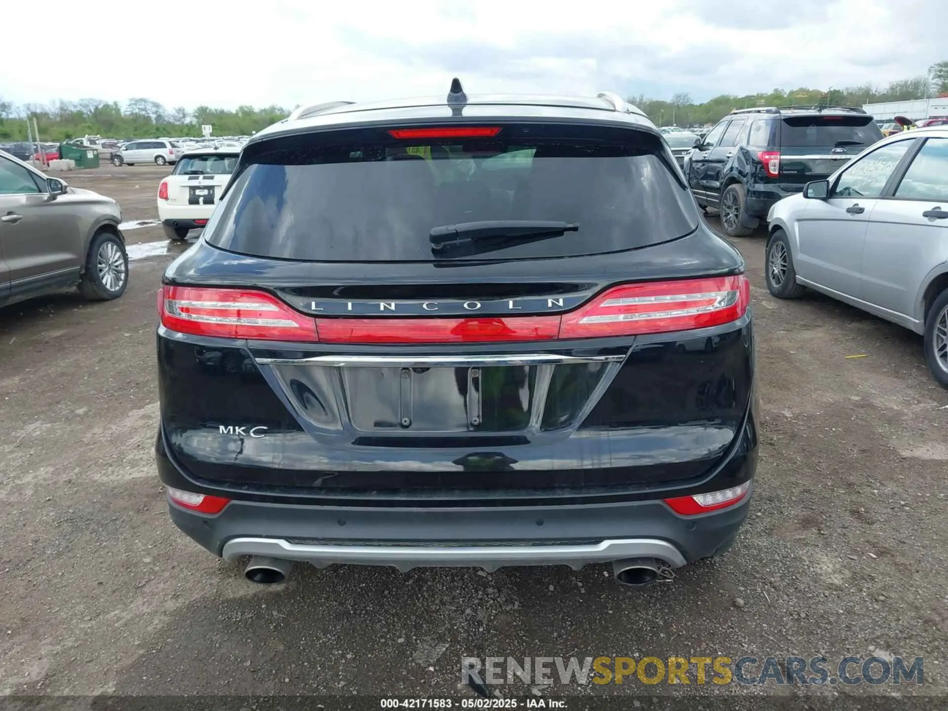 17 Photograph of a damaged car 5LMCJ2D94KUL12678 LINCOLN MKC 2019