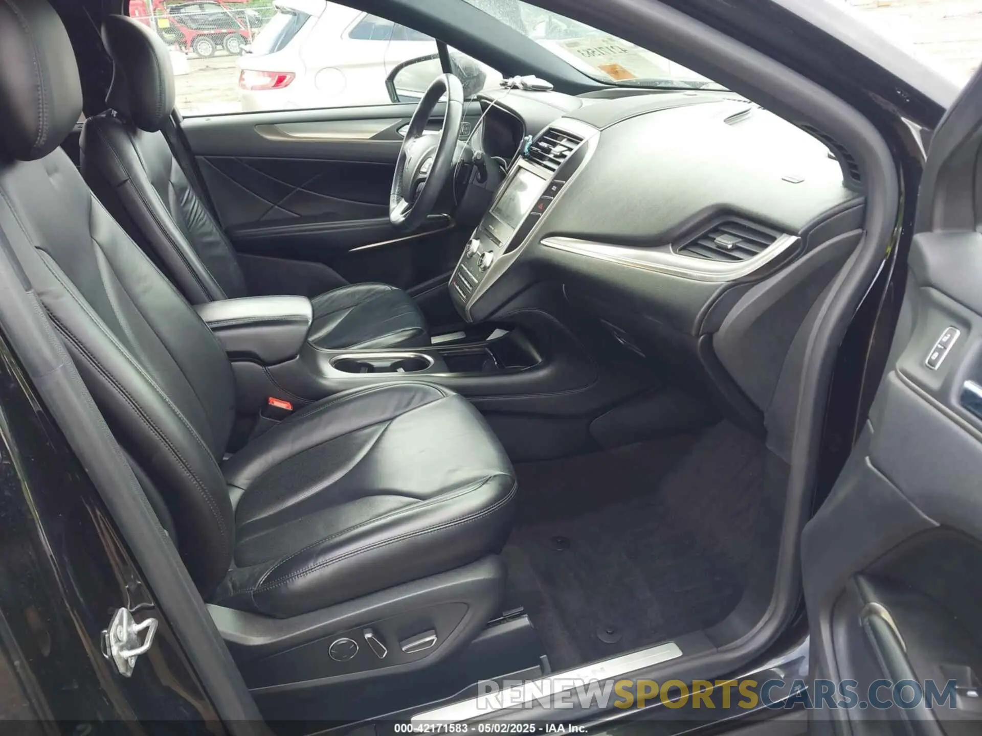 5 Photograph of a damaged car 5LMCJ2D94KUL12678 LINCOLN MKC 2019