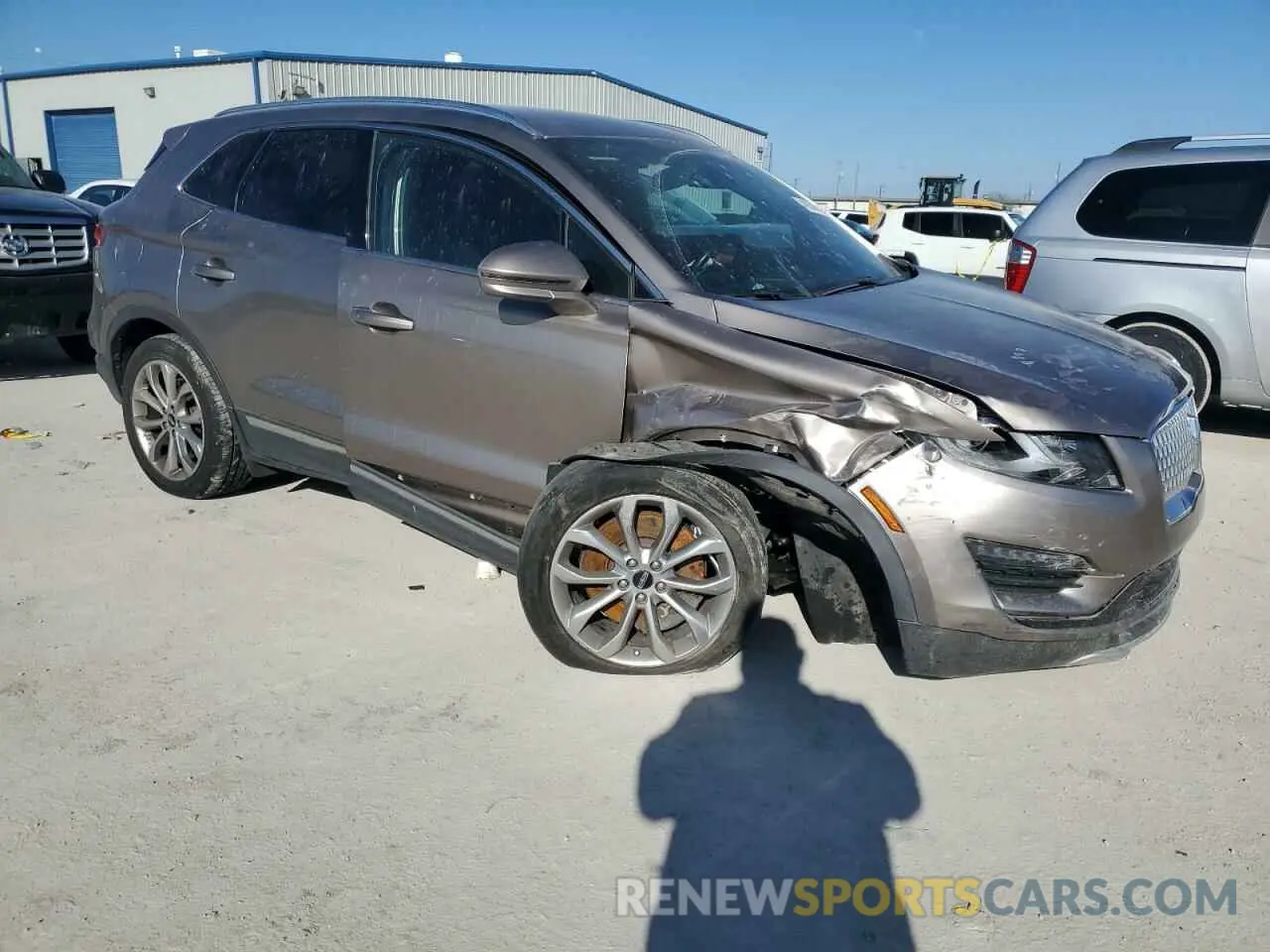 4 Photograph of a damaged car 5LMCJ2D96KUL02511 LINCOLN MKC 2019