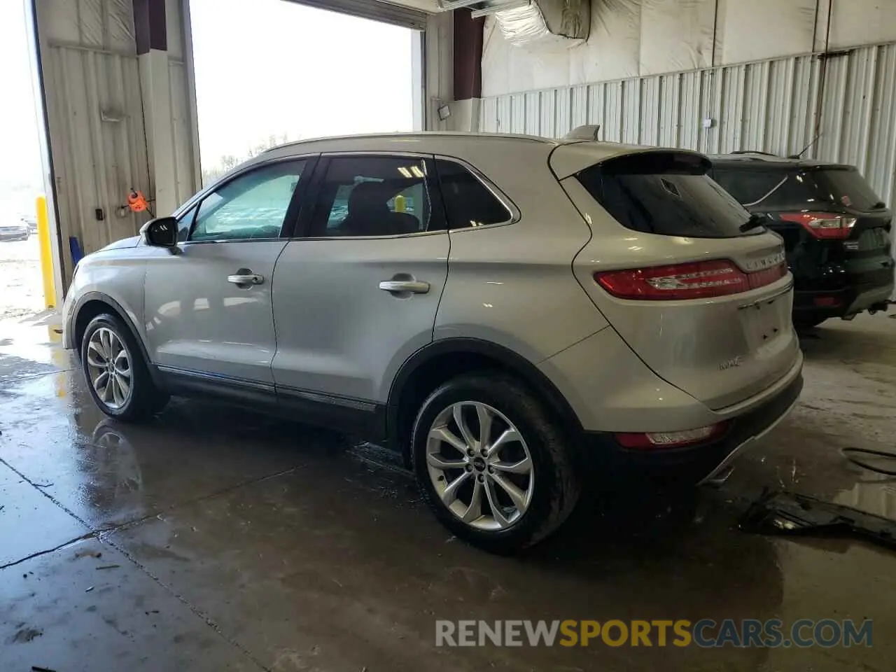 2 Photograph of a damaged car 5LMCJ2D98KUL47904 LINCOLN MKC 2019