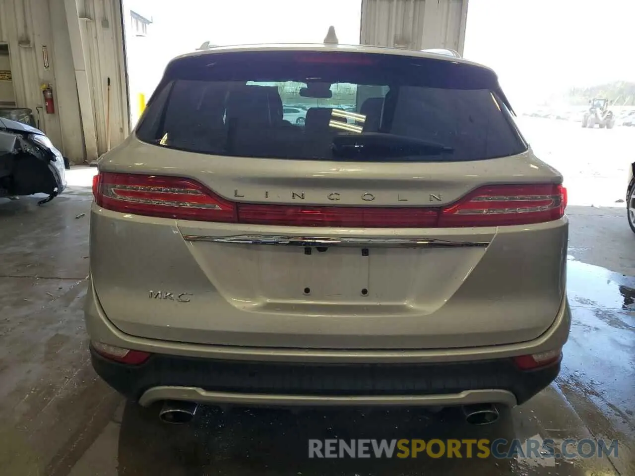 6 Photograph of a damaged car 5LMCJ2D98KUL47904 LINCOLN MKC 2019
