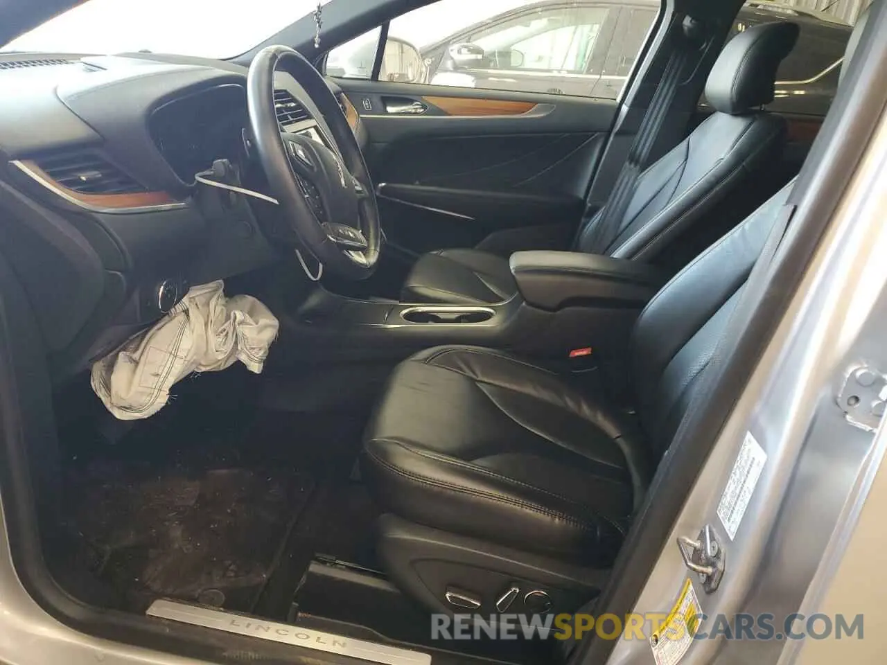 7 Photograph of a damaged car 5LMCJ2D98KUL47904 LINCOLN MKC 2019