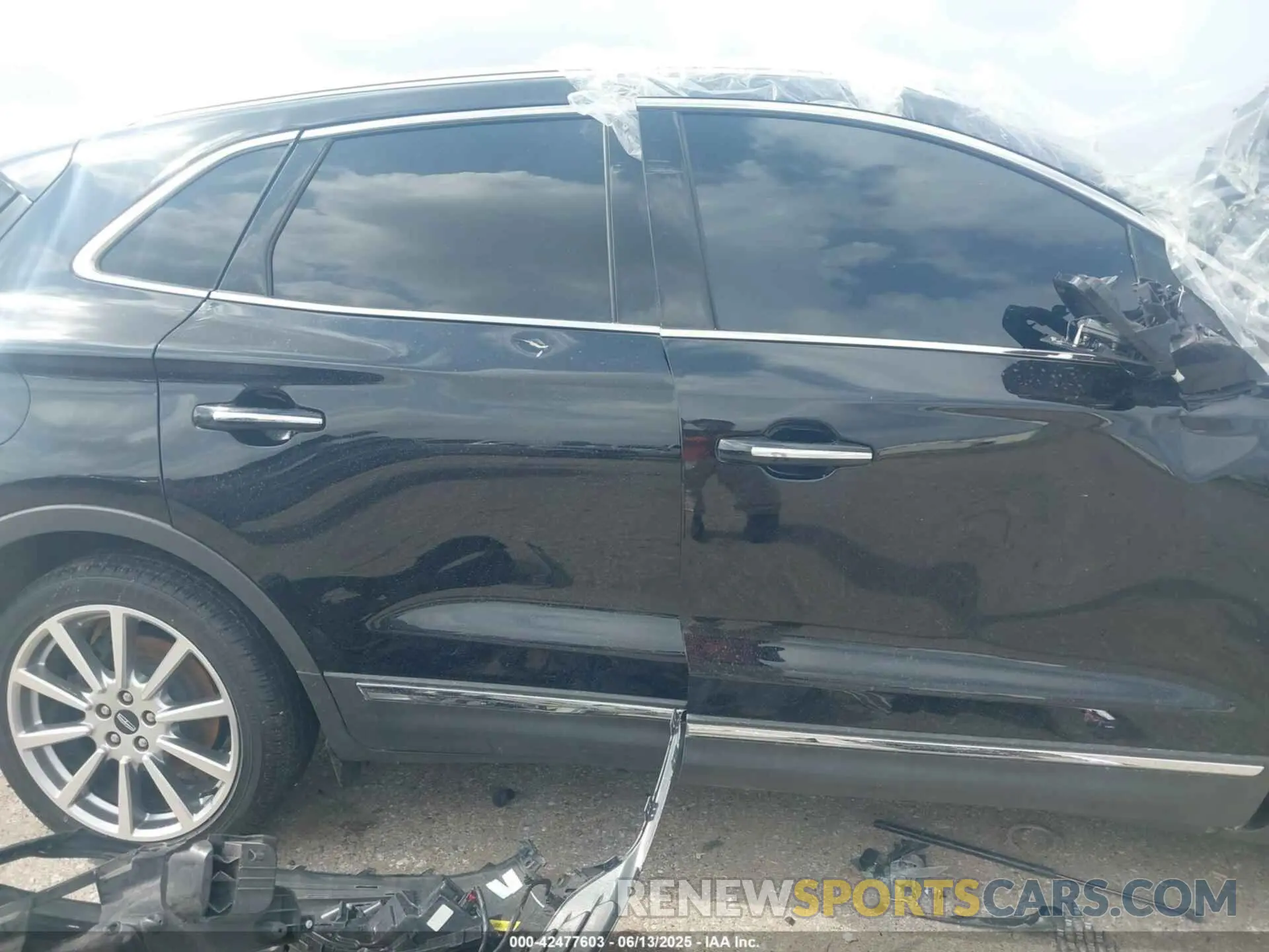 13 Photograph of a damaged car 5LMCJ3C90KUL08716 LINCOLN MKC 2019