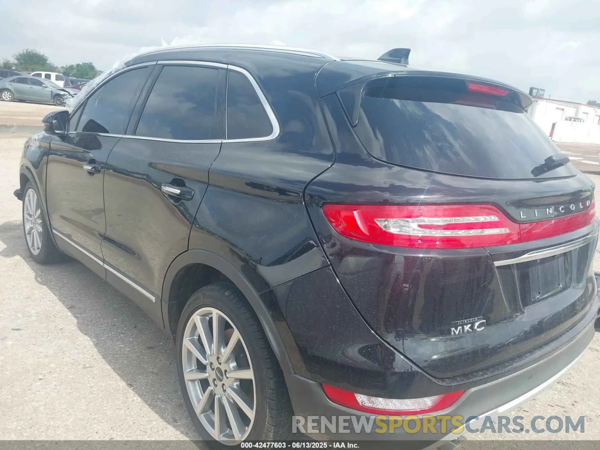 3 Photograph of a damaged car 5LMCJ3C90KUL08716 LINCOLN MKC 2019