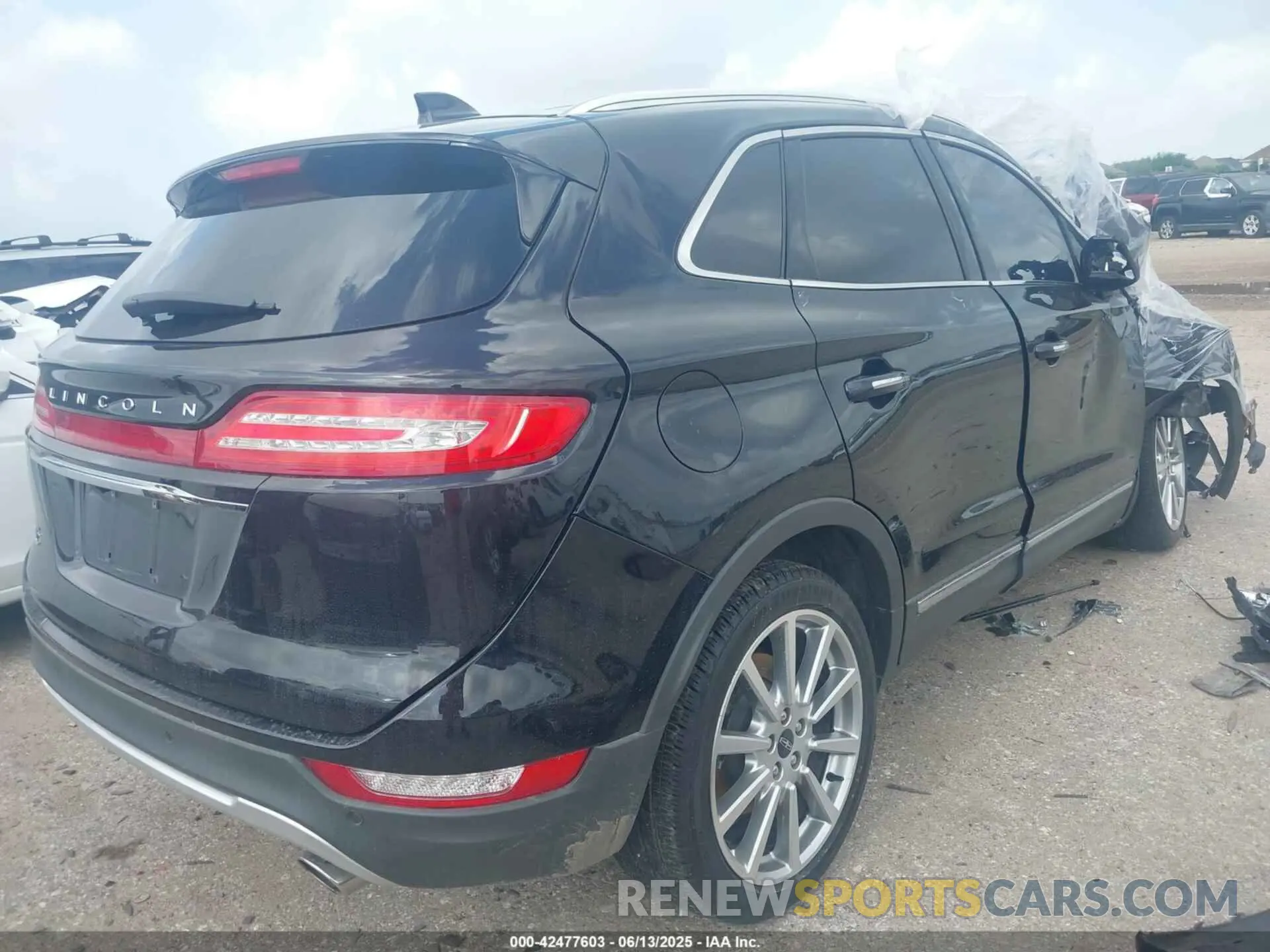 4 Photograph of a damaged car 5LMCJ3C90KUL08716 LINCOLN MKC 2019