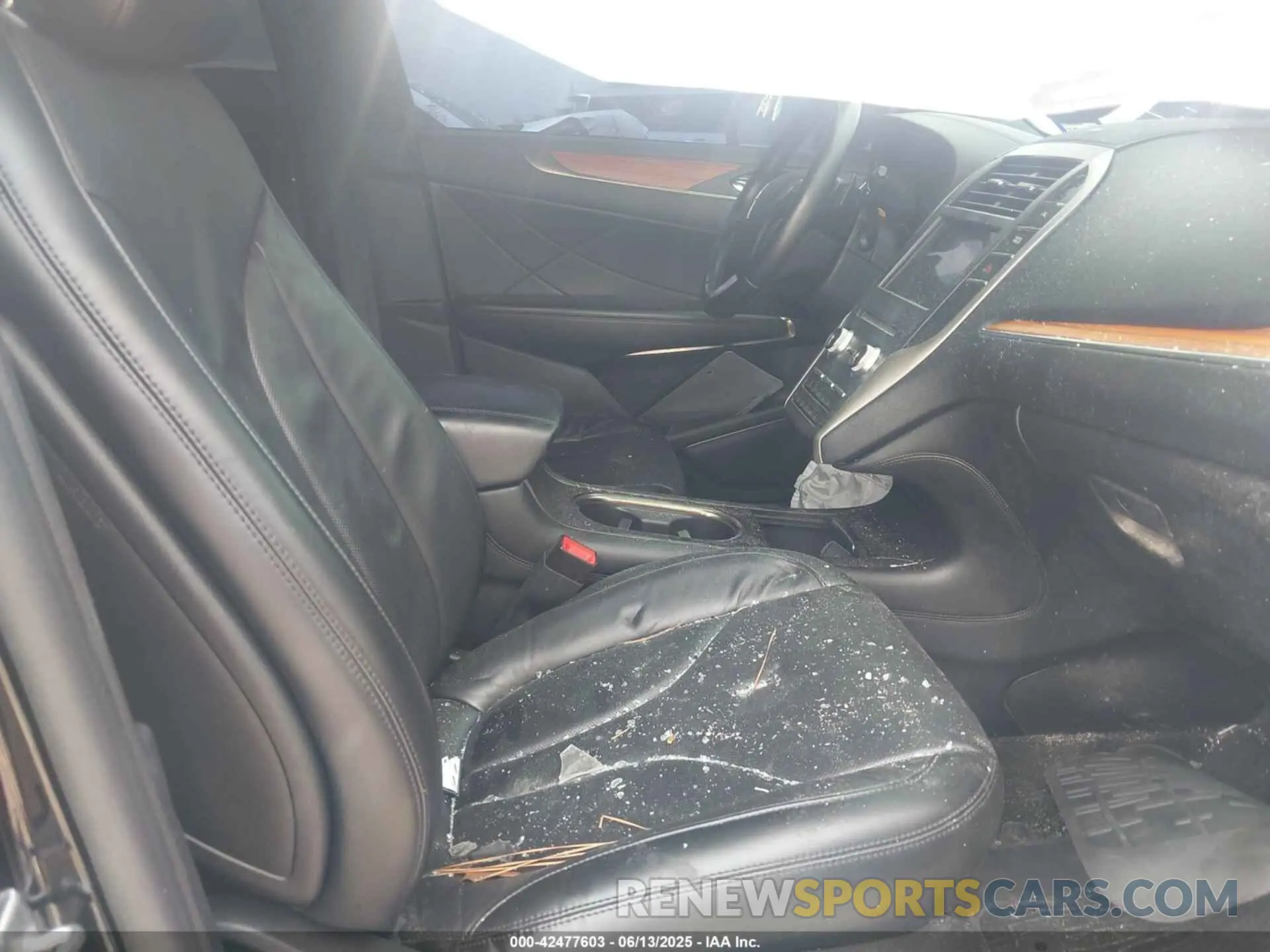 5 Photograph of a damaged car 5LMCJ3C90KUL08716 LINCOLN MKC 2019