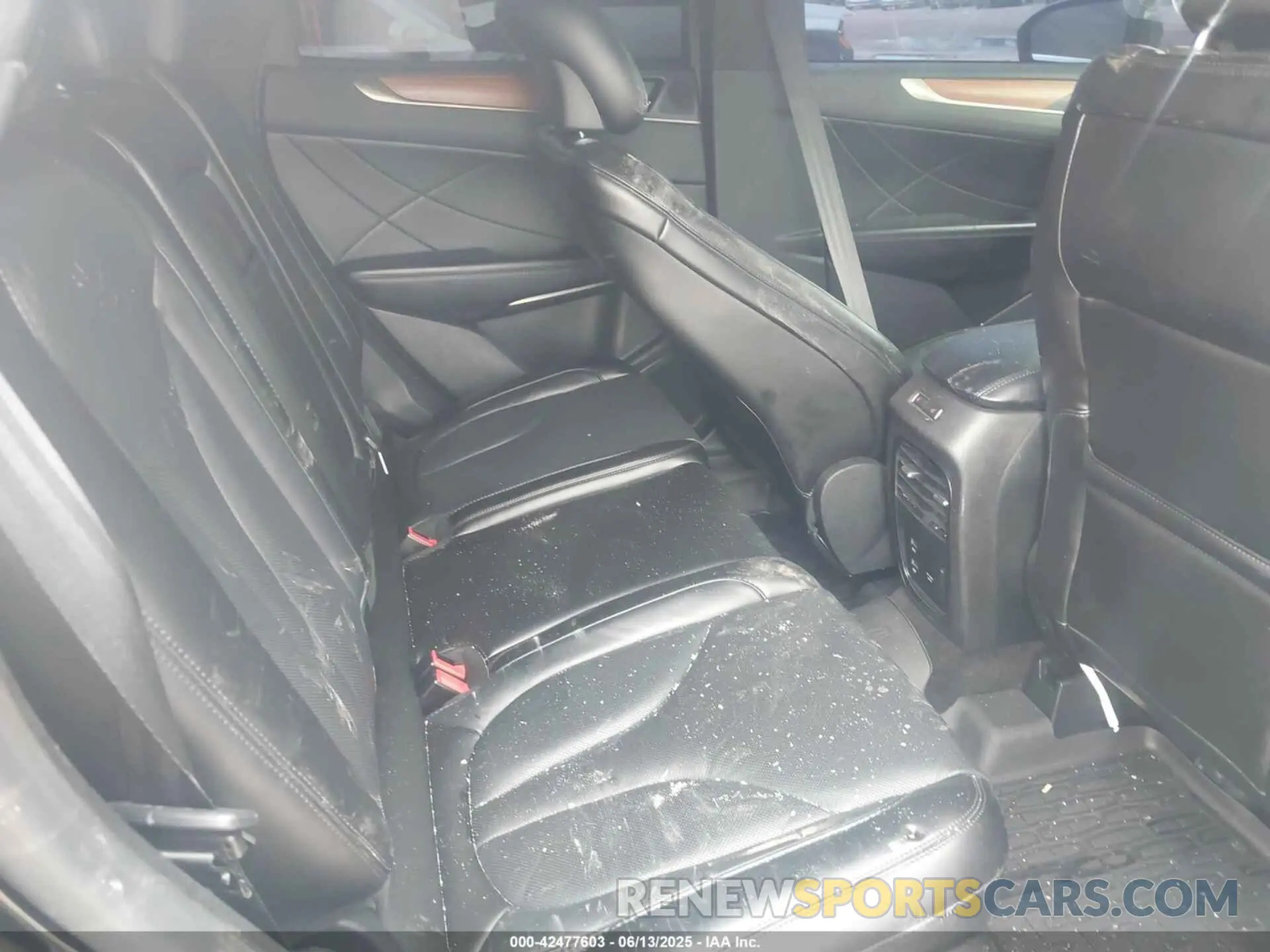 8 Photograph of a damaged car 5LMCJ3C90KUL08716 LINCOLN MKC 2019