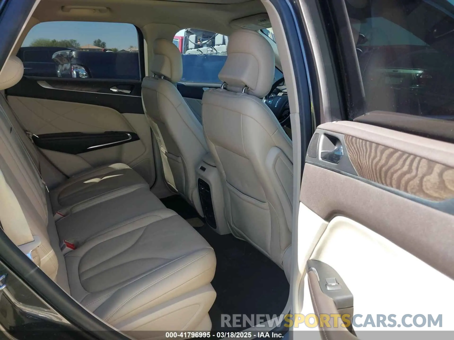 8 Photograph of a damaged car 5LMCJ3C90KUL23099 LINCOLN MKC 2019