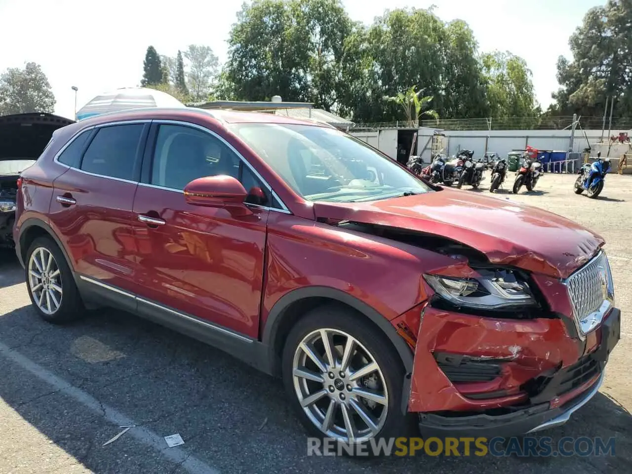4 Photograph of a damaged car 5LMCJ3C91KUL43975 LINCOLN MKC 2019