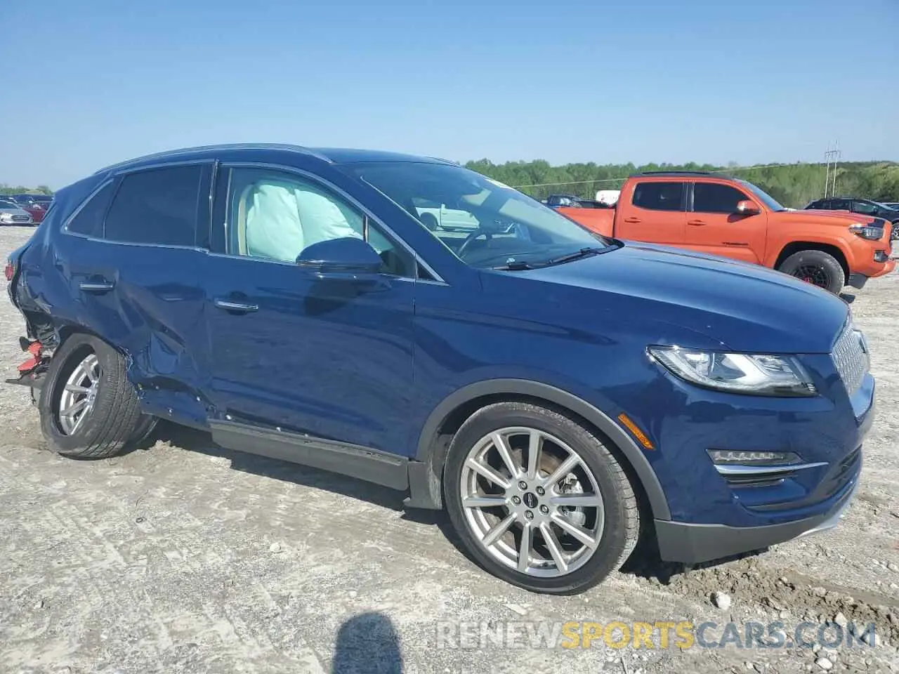 4 Photograph of a damaged car 5LMCJ3C91KUL48660 LINCOLN MKC 2019