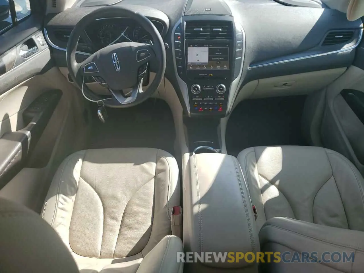 8 Photograph of a damaged car 5LMCJ3C91KUL48660 LINCOLN MKC 2019