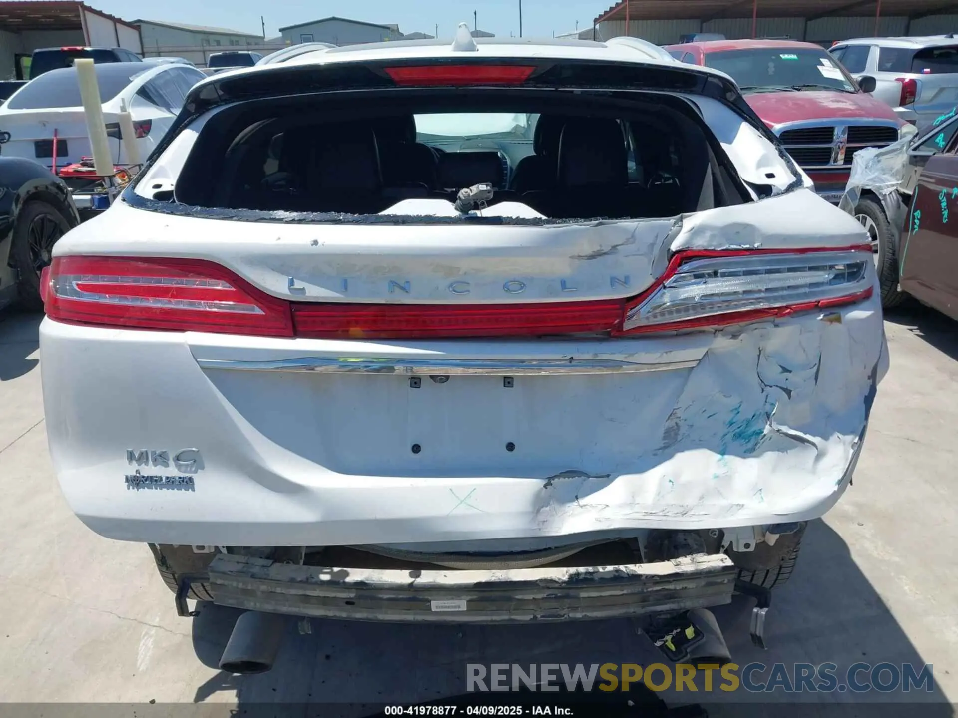 17 Photograph of a damaged car 5LMCJ3C93KUL35294 LINCOLN MKC 2019